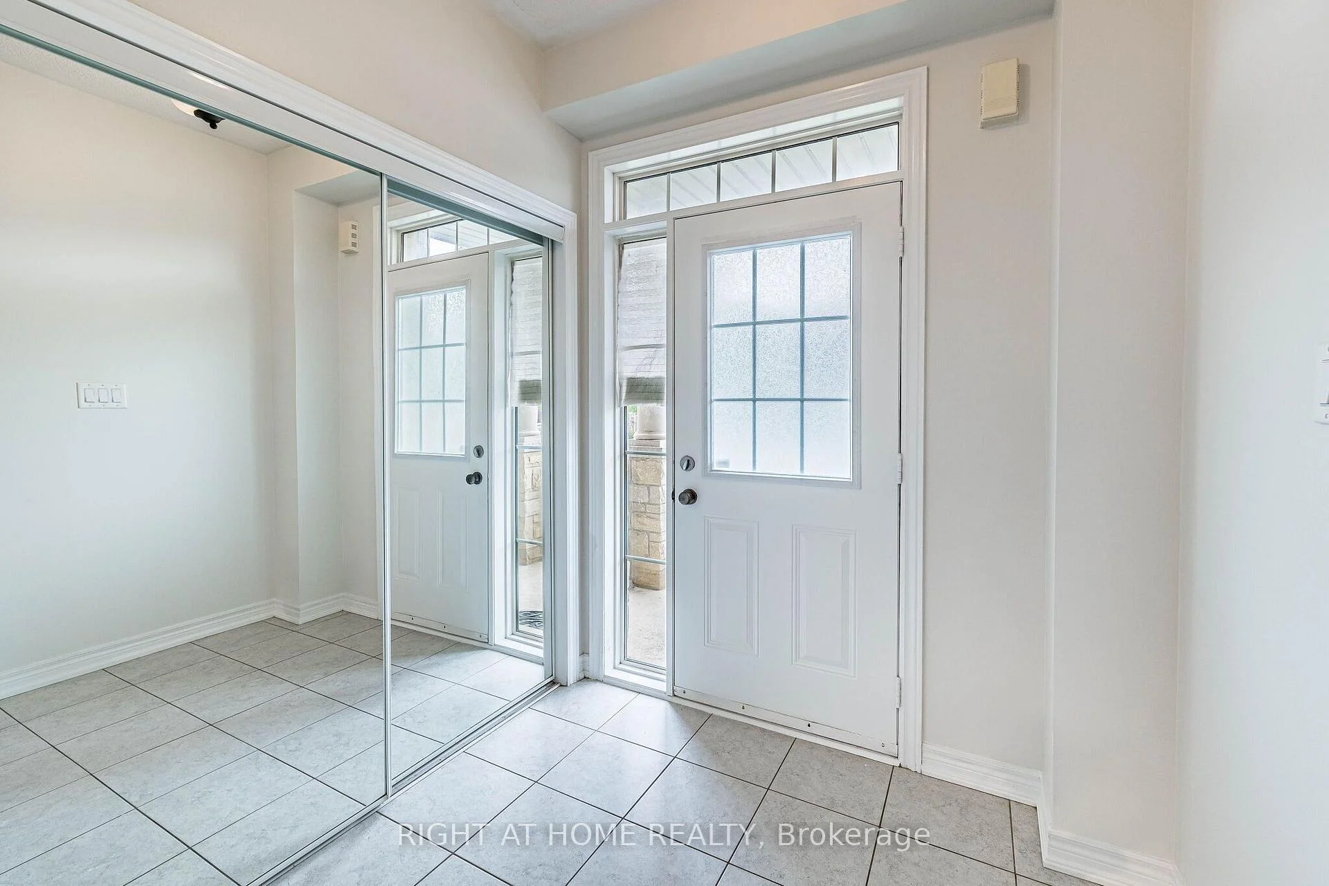 Photo 6 of 23 Coastline Drive, Brampton, Bram West — HOMEH