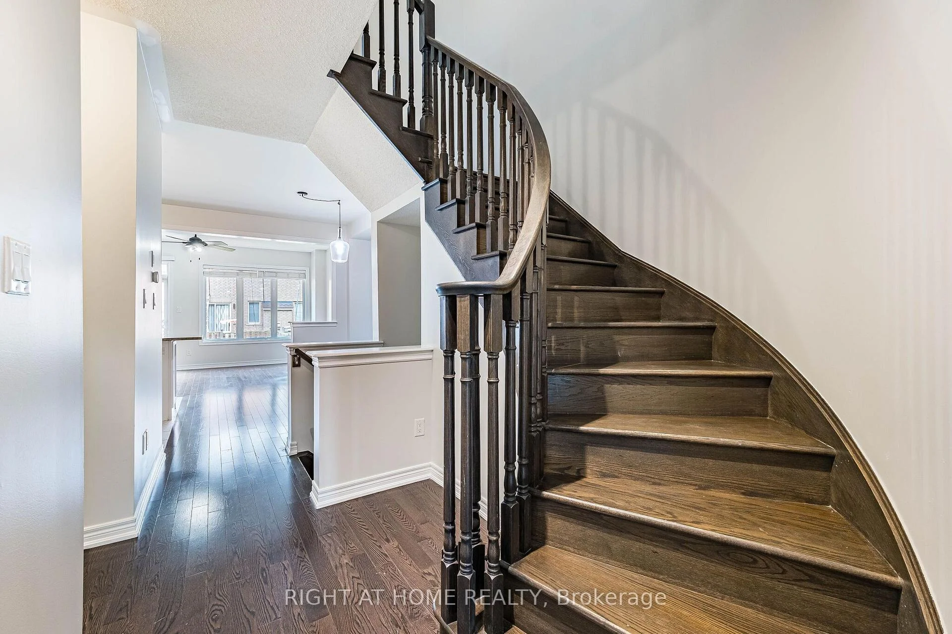 Photo 7 of 23 Coastline Drive, Brampton, Bram West — HOMEH