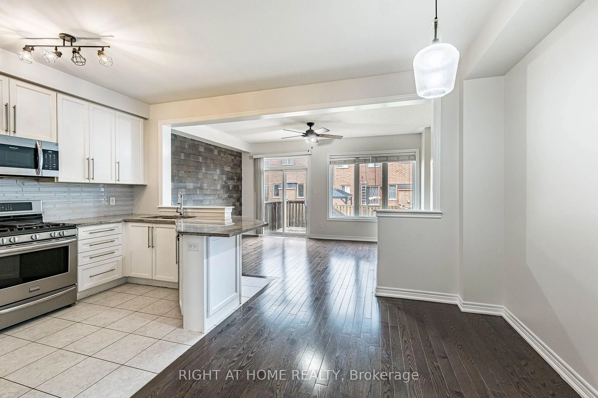 Photo 9 of 23 Coastline Drive, Brampton, Bram West — HOMEH