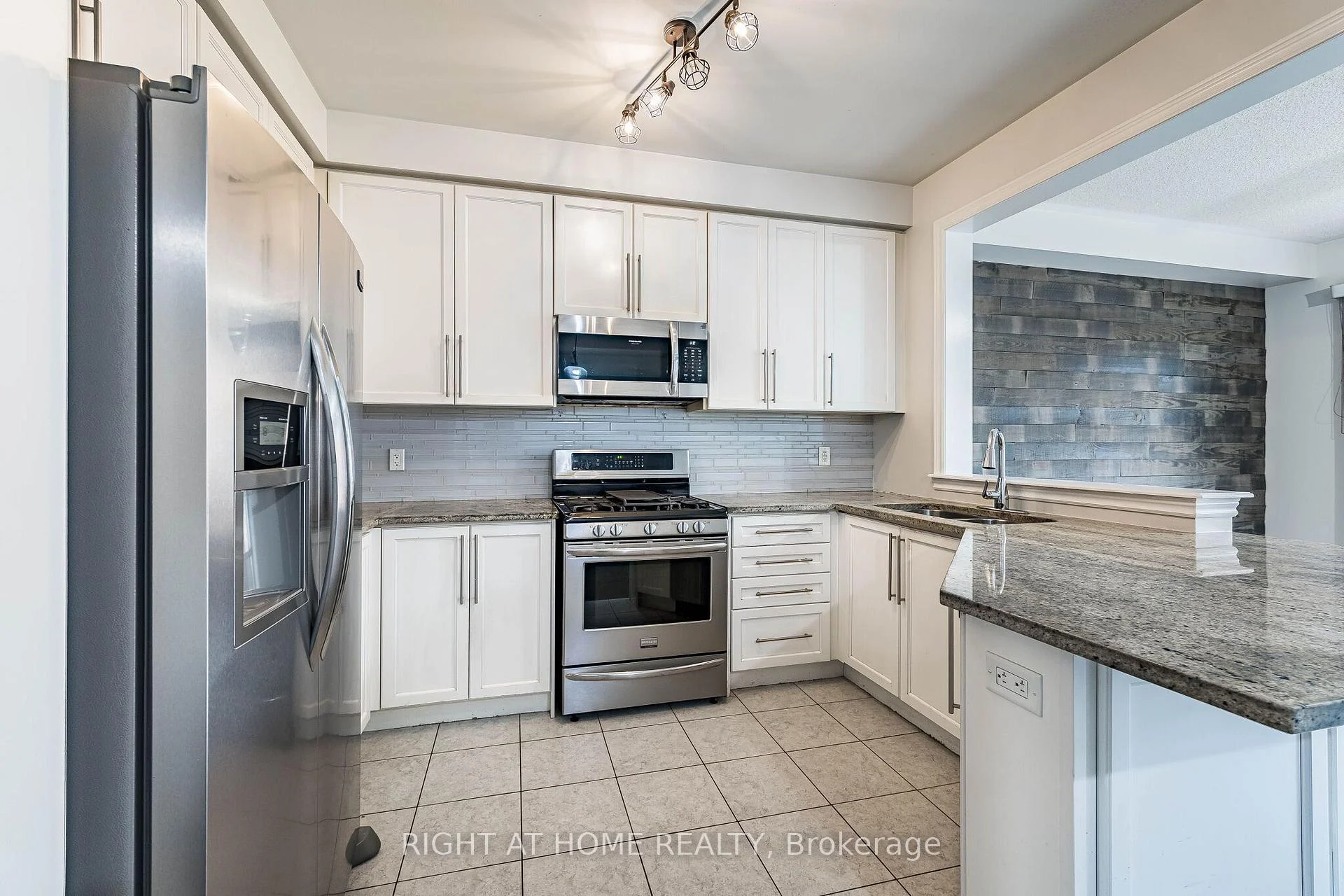 Photo 11 of 23 Coastline Drive, Brampton, Bram West — HOMEH