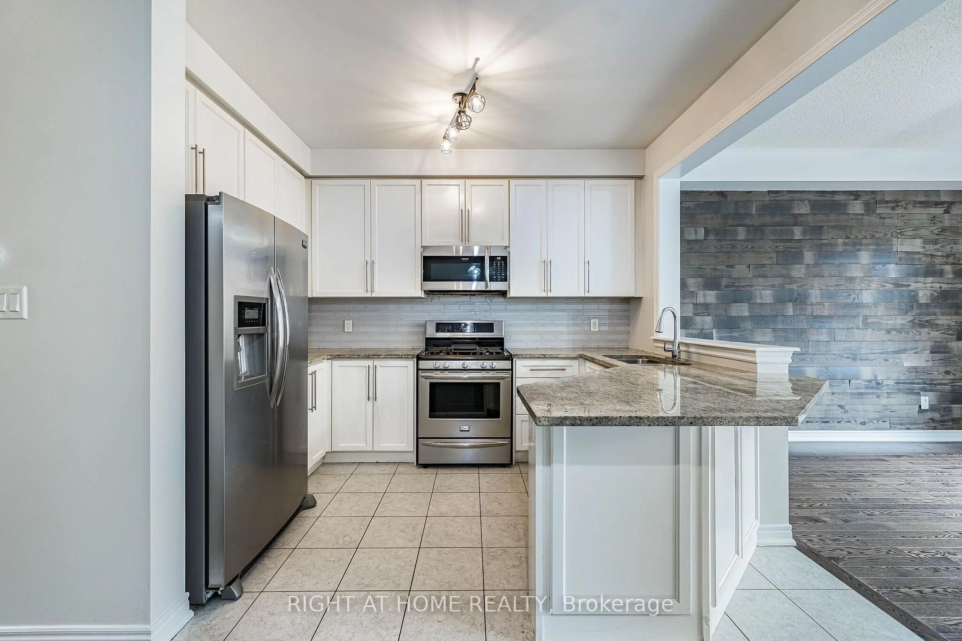 Photo 12 of 23 Coastline Drive, Brampton, Bram West — HOMEH