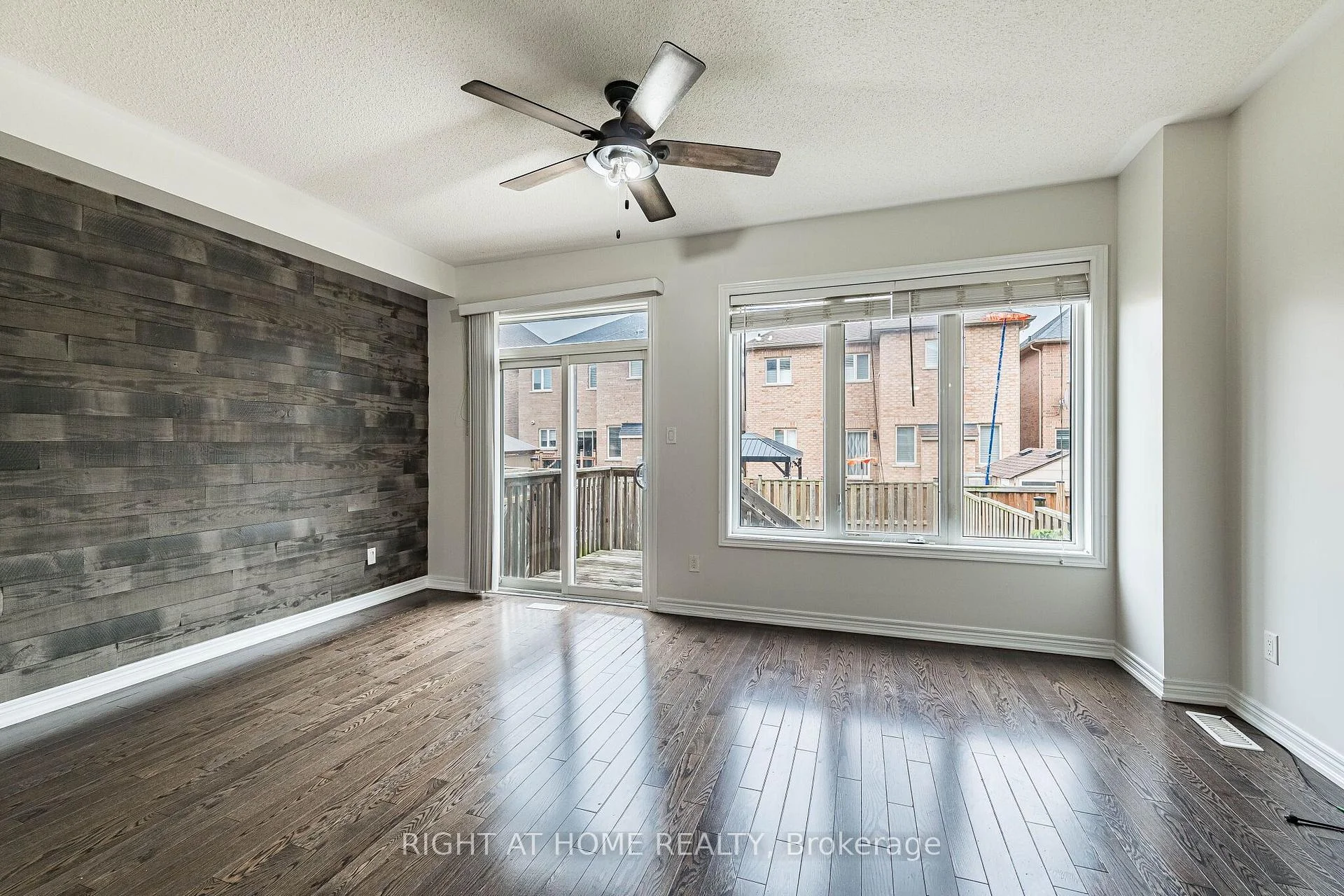 Photo 14 of 23 Coastline Drive, Brampton, Bram West — HOMEH