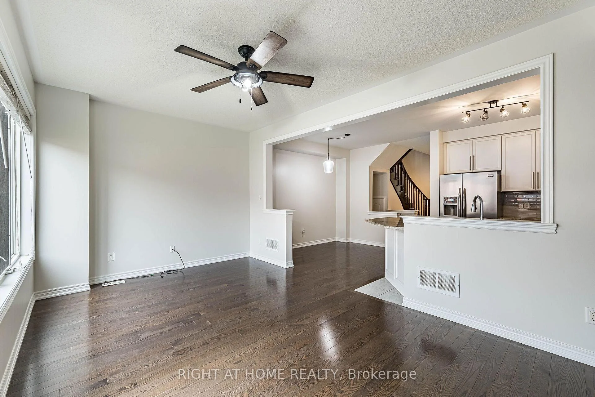 Photo 15 of 23 Coastline Drive, Brampton, Bram West — HOMEH