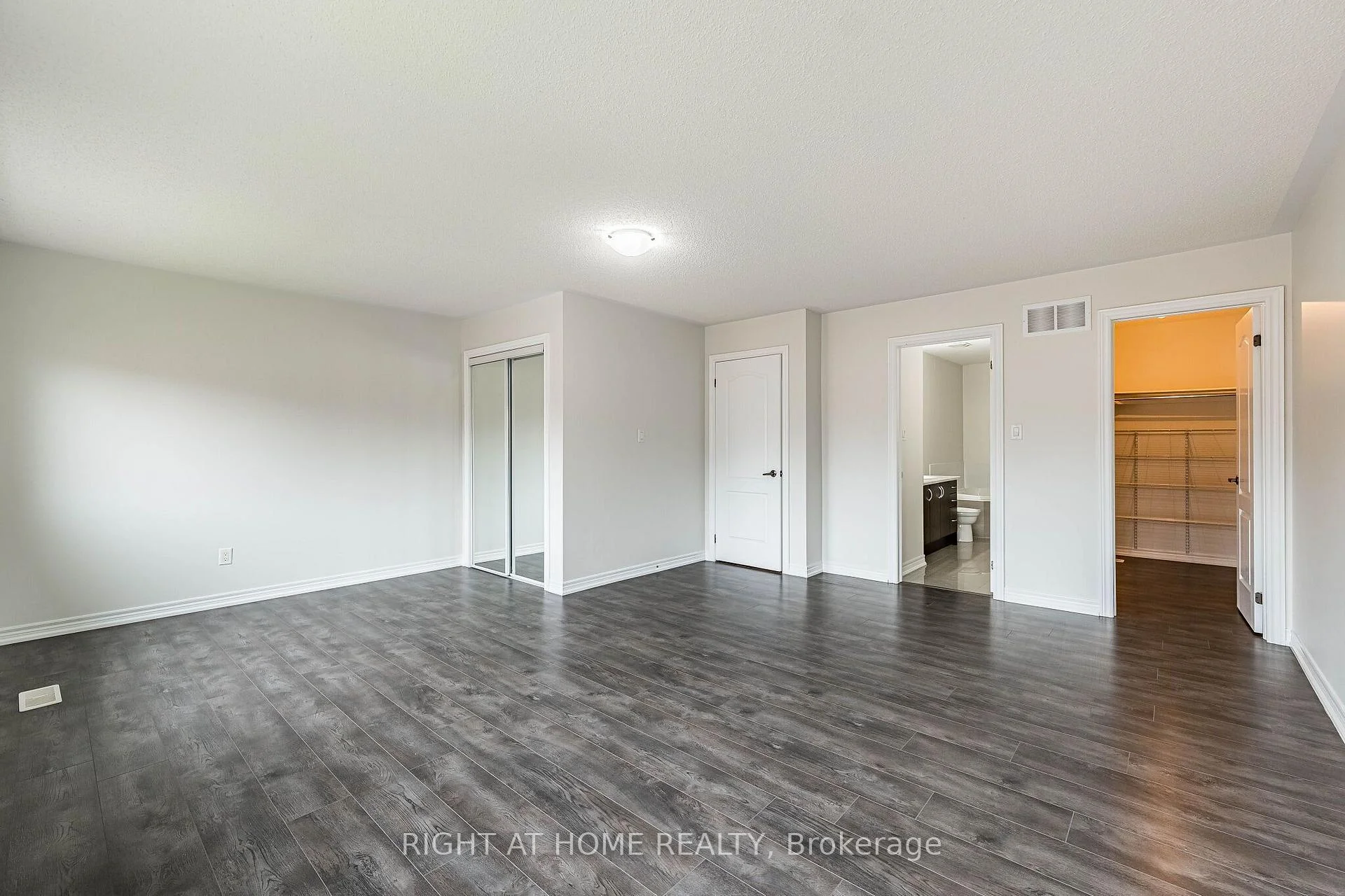 Photo 17 of 23 Coastline Drive, Brampton, Bram West — HOMEH