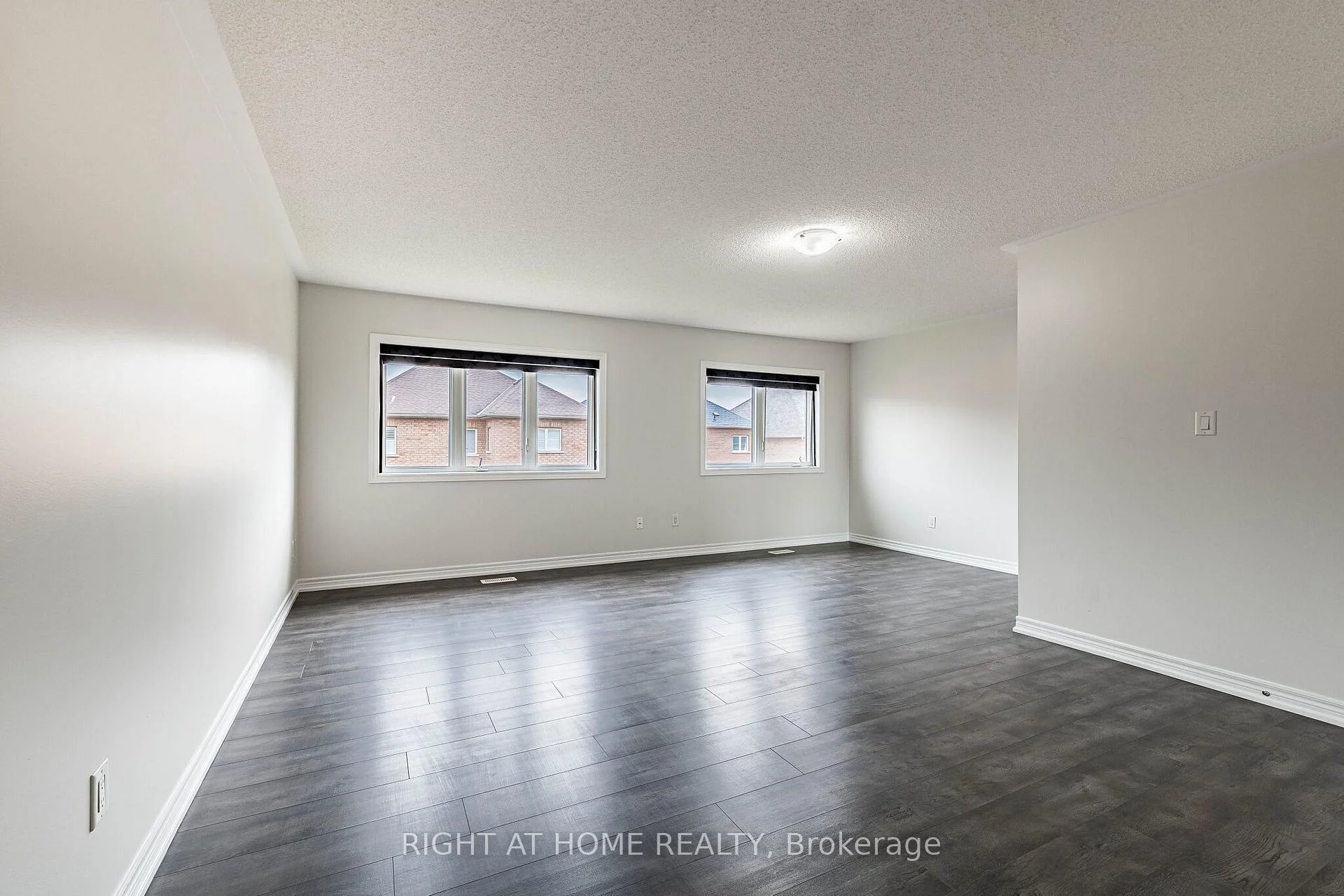 Photo 18 of 23 Coastline Drive, Brampton, Bram West — HOMEH