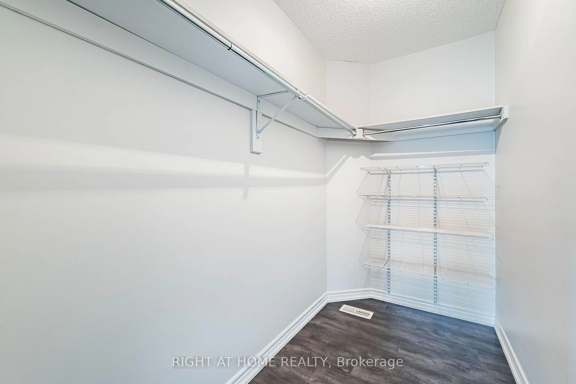 Photo 19 of 23 Coastline Drive, Brampton, Bram West — HOMEH