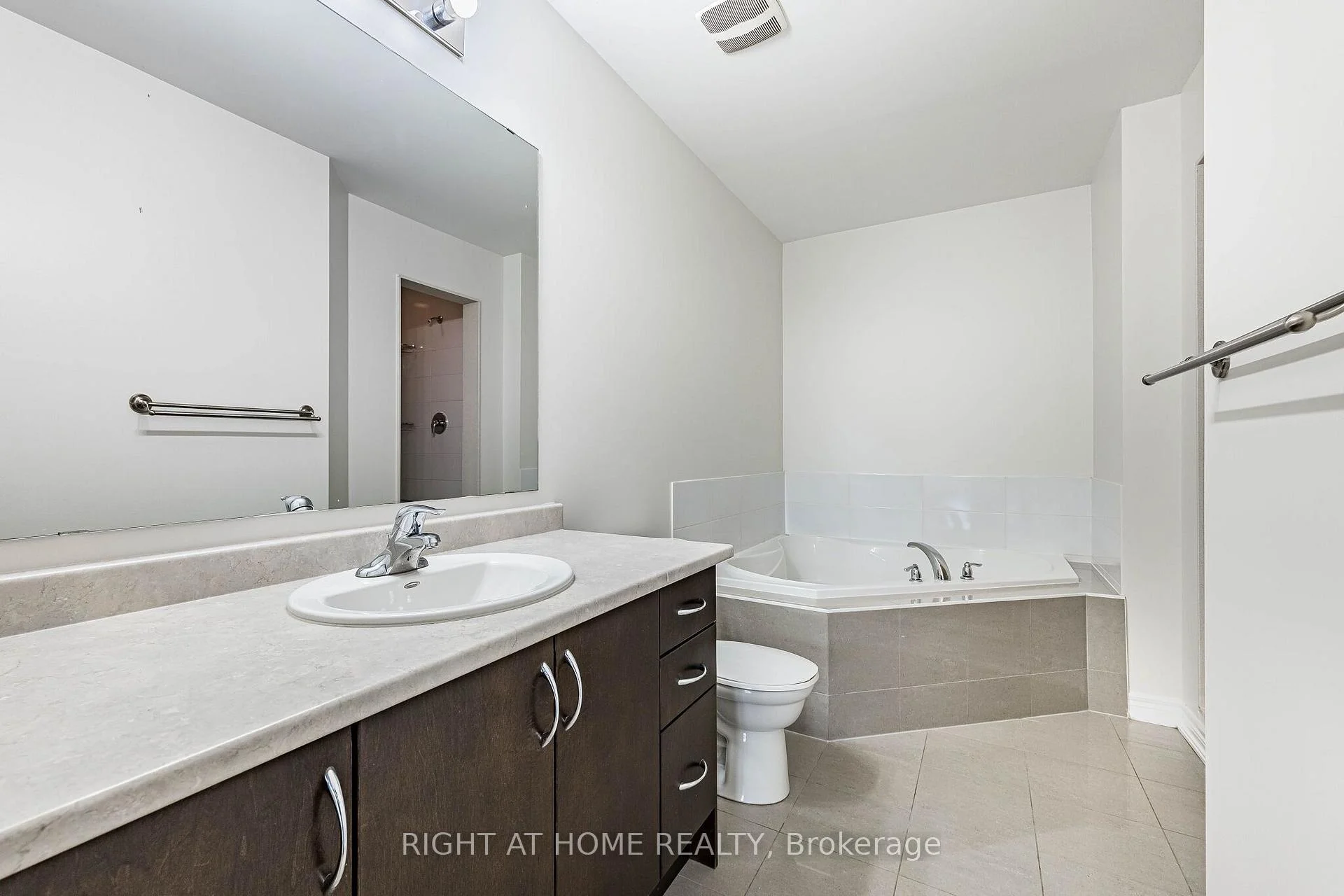 Photo 20 of 23 Coastline Drive, Brampton, Bram West — HOMEH