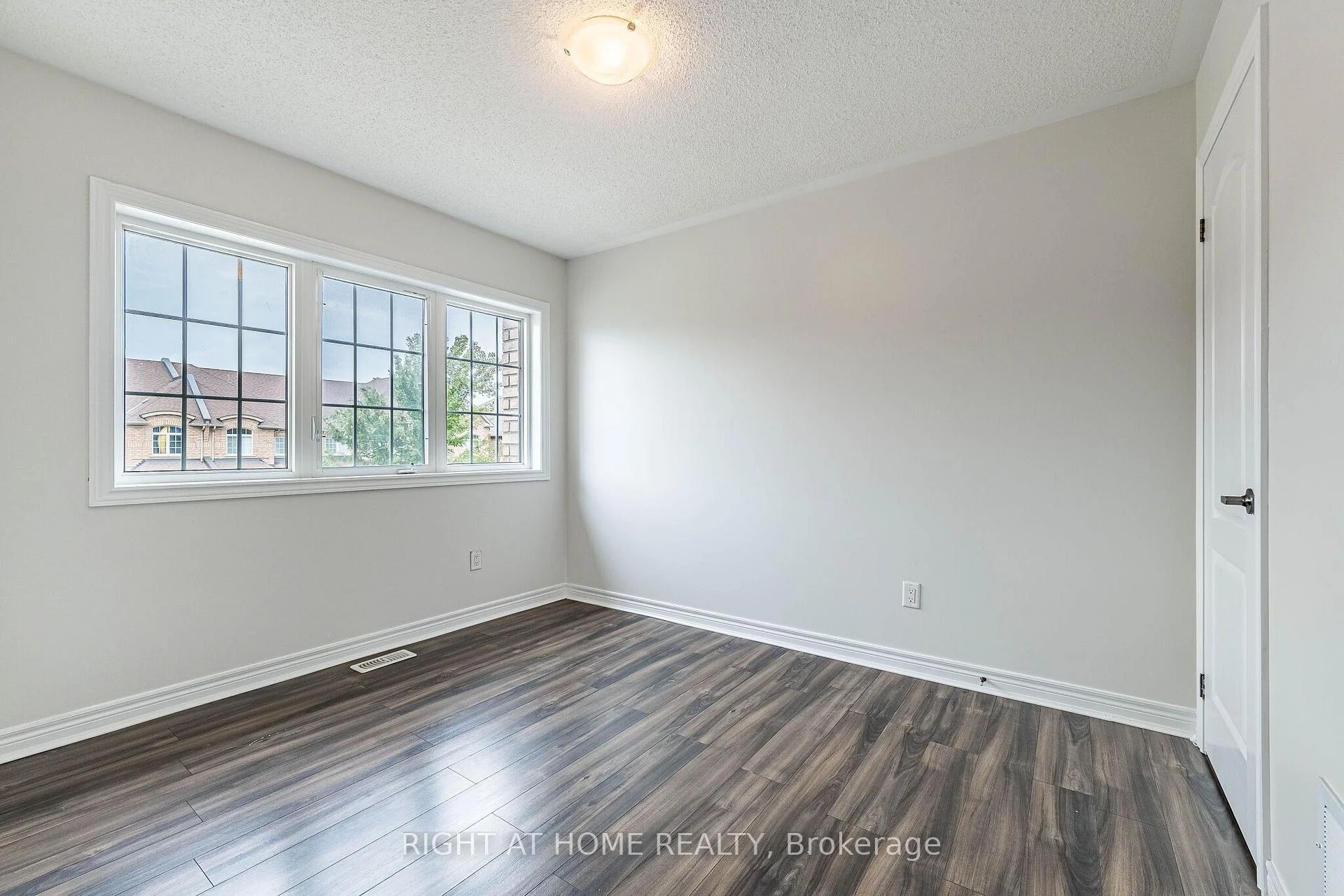 Photo 21 of 23 Coastline Drive, Brampton, Bram West — HOMEH