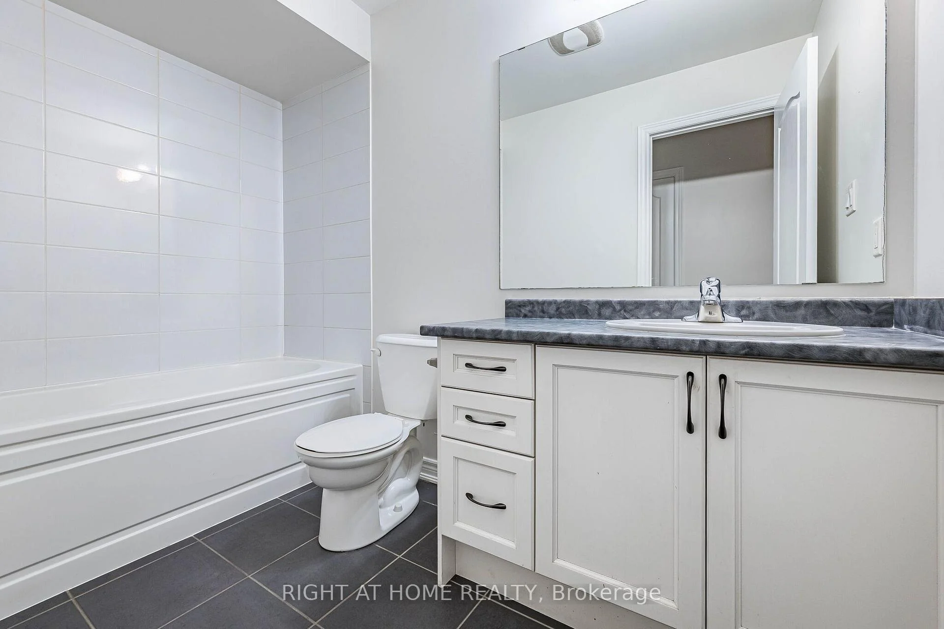 Photo 25 of 23 Coastline Drive, Brampton, Bram West — HOMEH