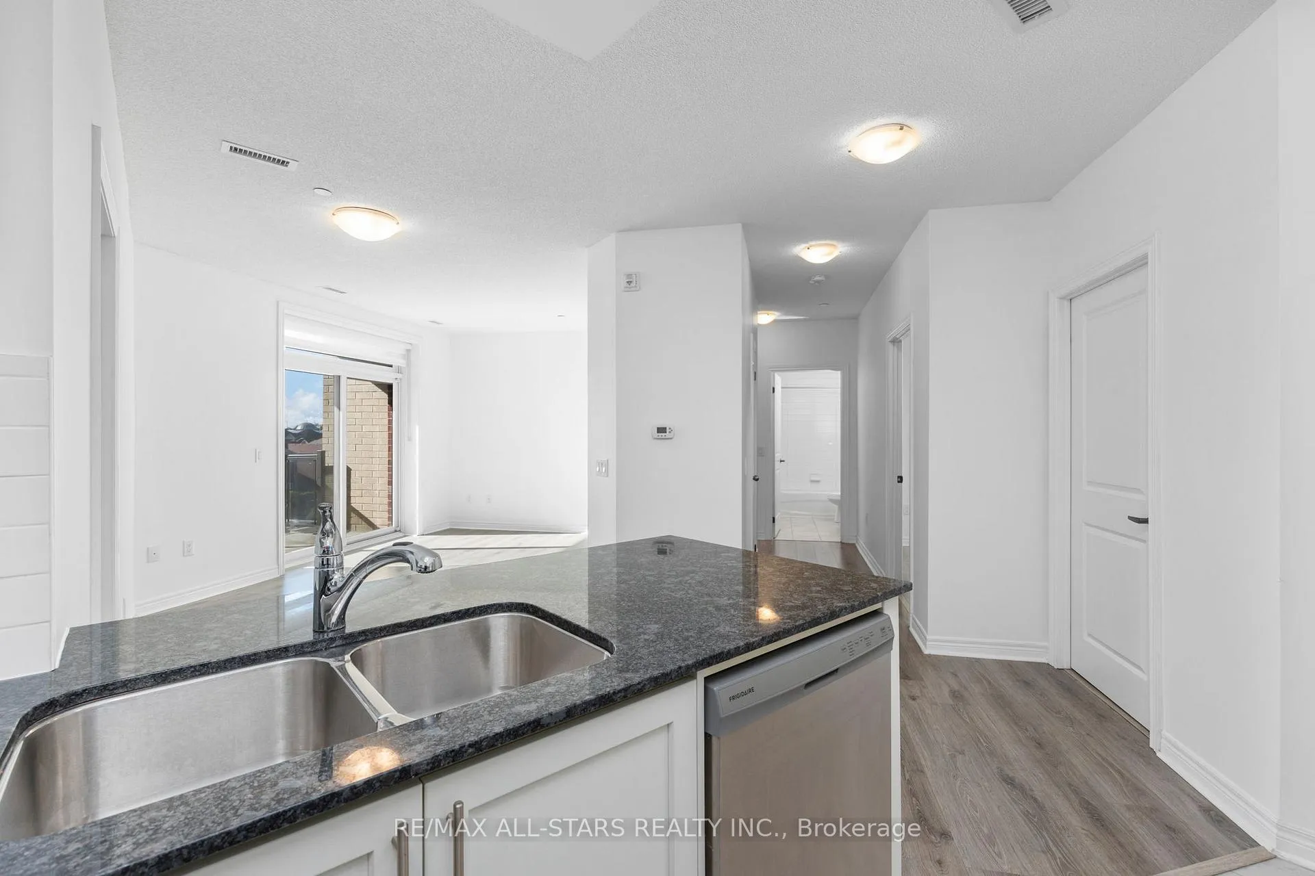Photo 7 of Unit 410, 39 New Delhi Drive, Markham, Cedarwood — HOMEH