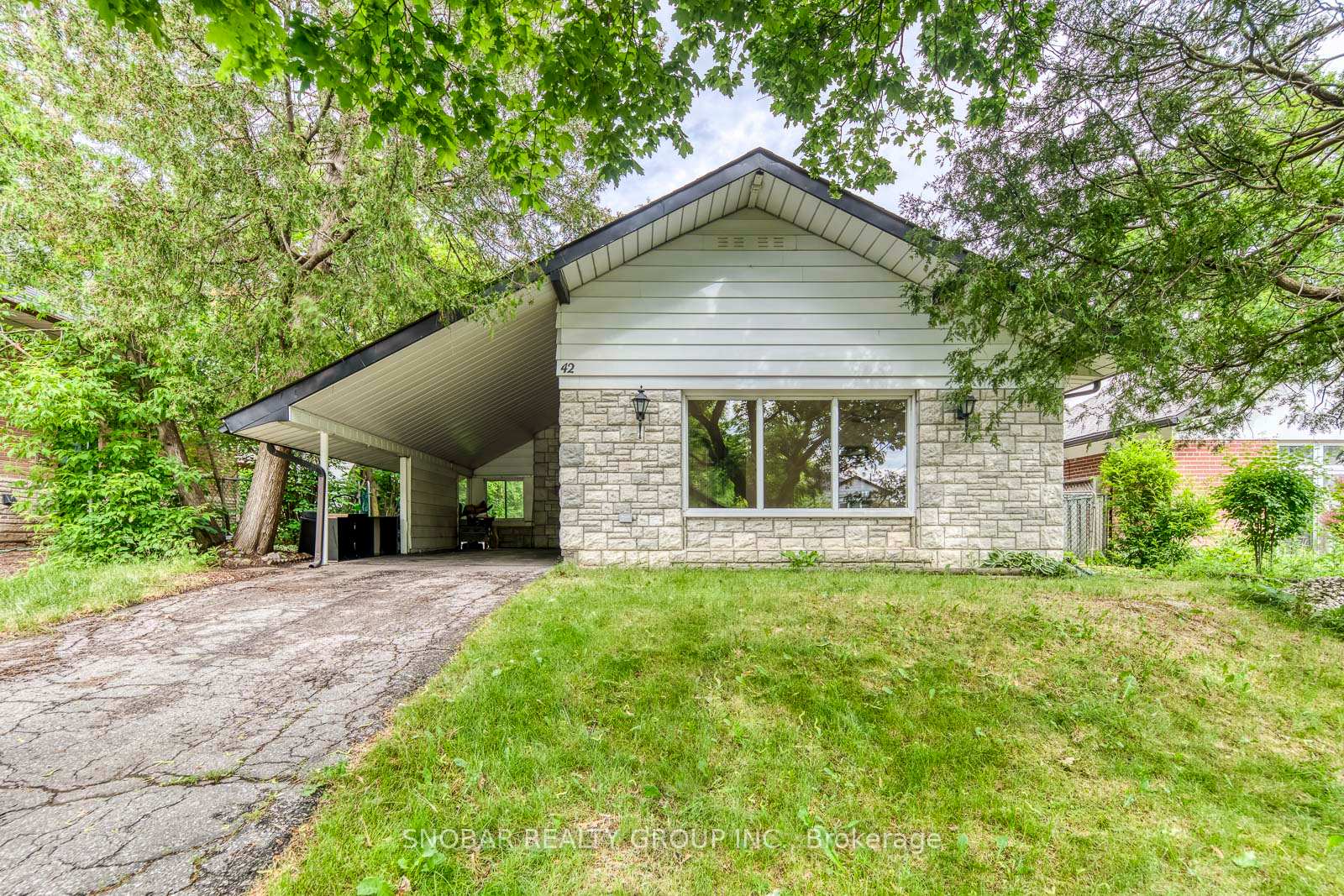Photo 2 of 42 Clearbrooke Circle, Etobicoke, Rexdale-Kipling — HOMEH