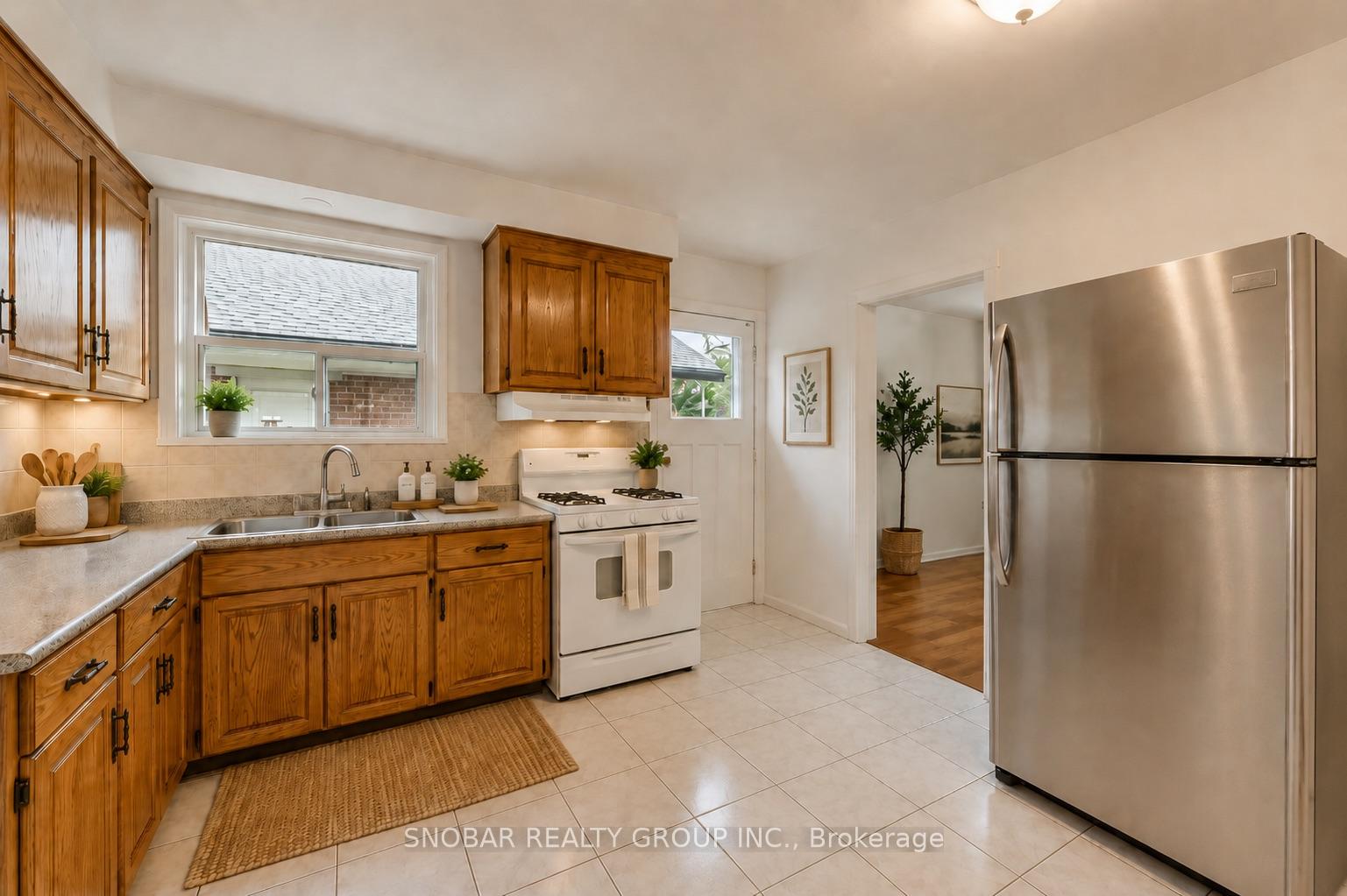 Photo 4 of 42 Clearbrooke Circle, Etobicoke, Rexdale-Kipling — HOMEH
