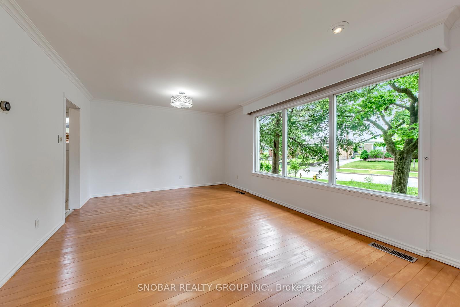 Photo 9 of 42 Clearbrooke Circle, Etobicoke, Rexdale-Kipling — HOMEH