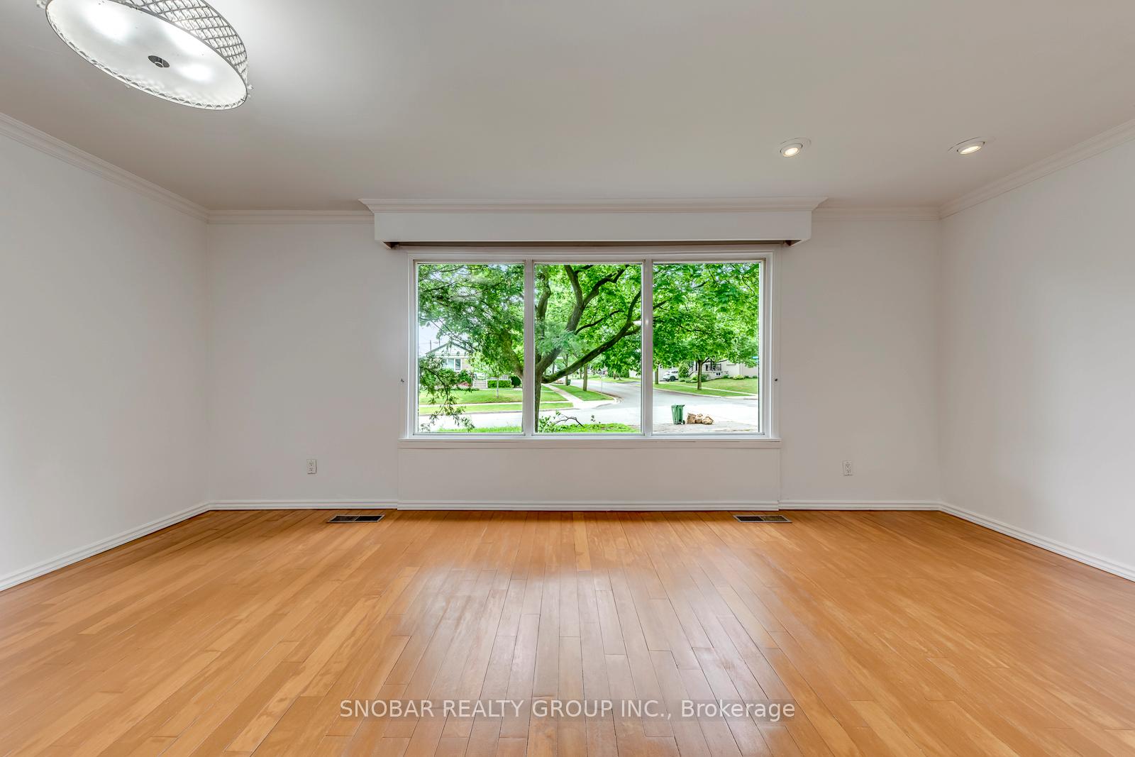 Photo 10 of 42 Clearbrooke Circle, Etobicoke, Rexdale-Kipling — HOMEH
