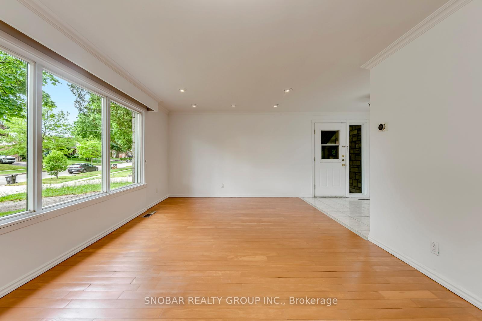 Photo 11 of 42 Clearbrooke Circle, Etobicoke, Rexdale-Kipling — HOMEH