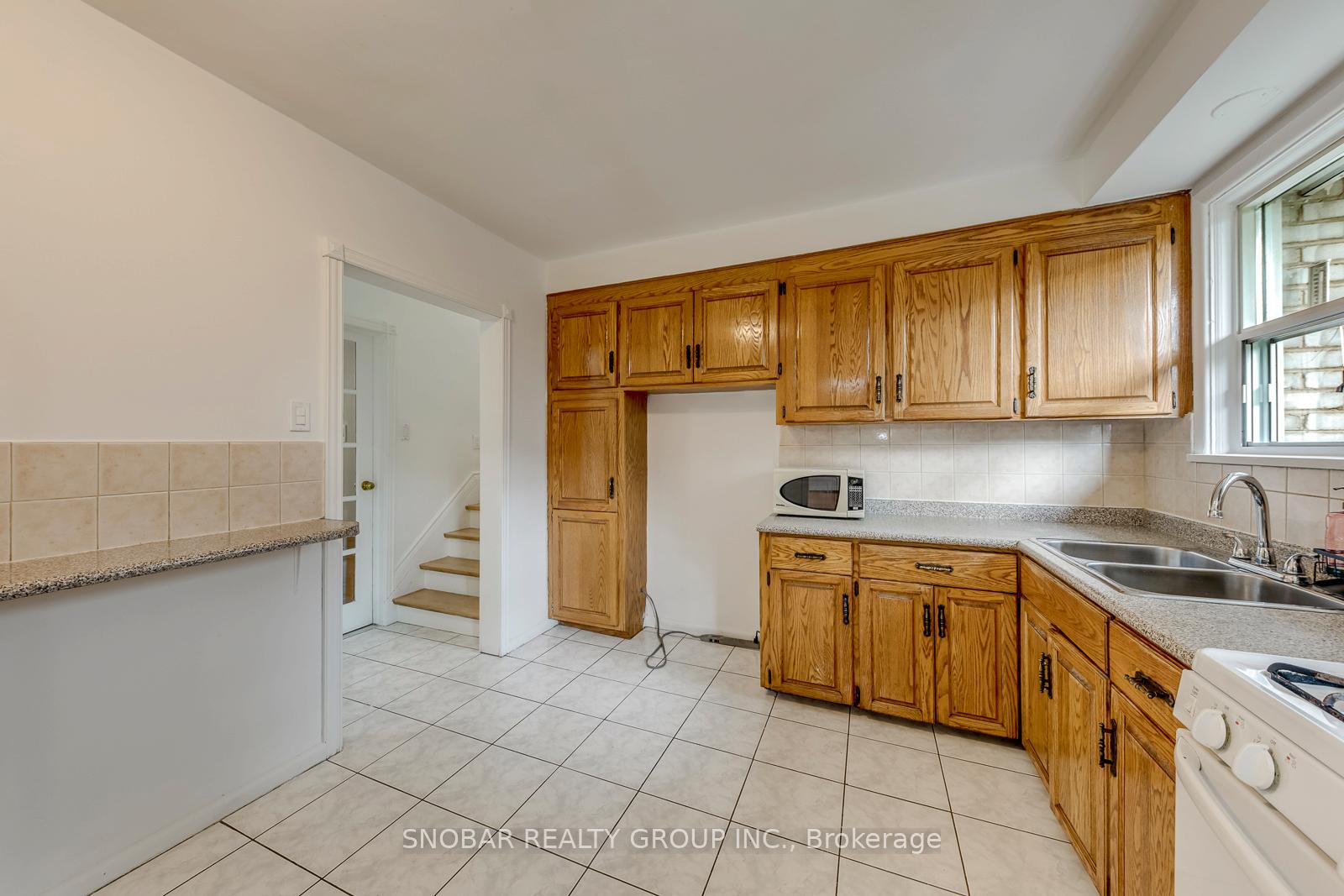 Photo 14 of 42 Clearbrooke Circle, Etobicoke, Rexdale-Kipling — HOMEH