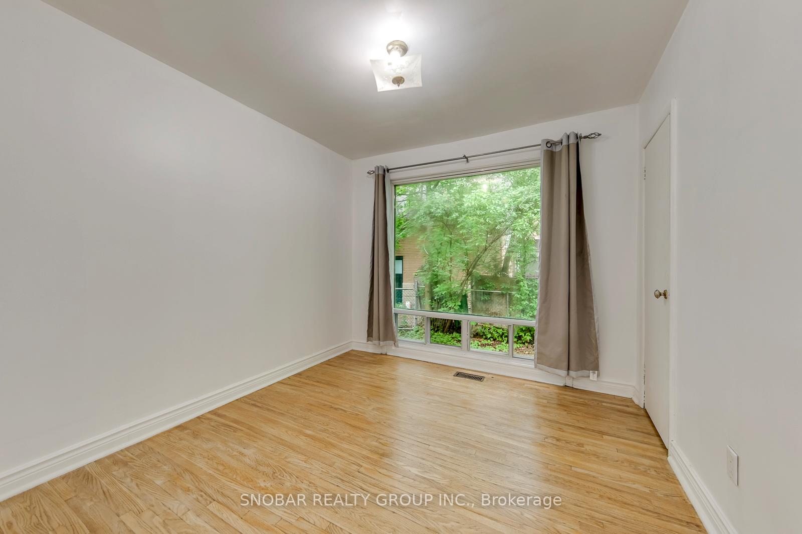 Photo 15 of 42 Clearbrooke Circle, Etobicoke, Rexdale-Kipling — HOMEH