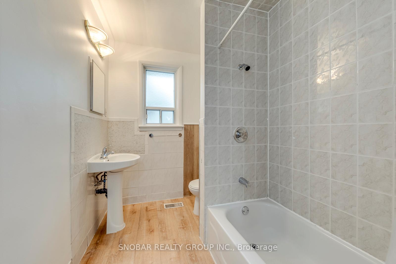 Photo 18 of 42 Clearbrooke Circle, Etobicoke, Rexdale-Kipling — HOMEH