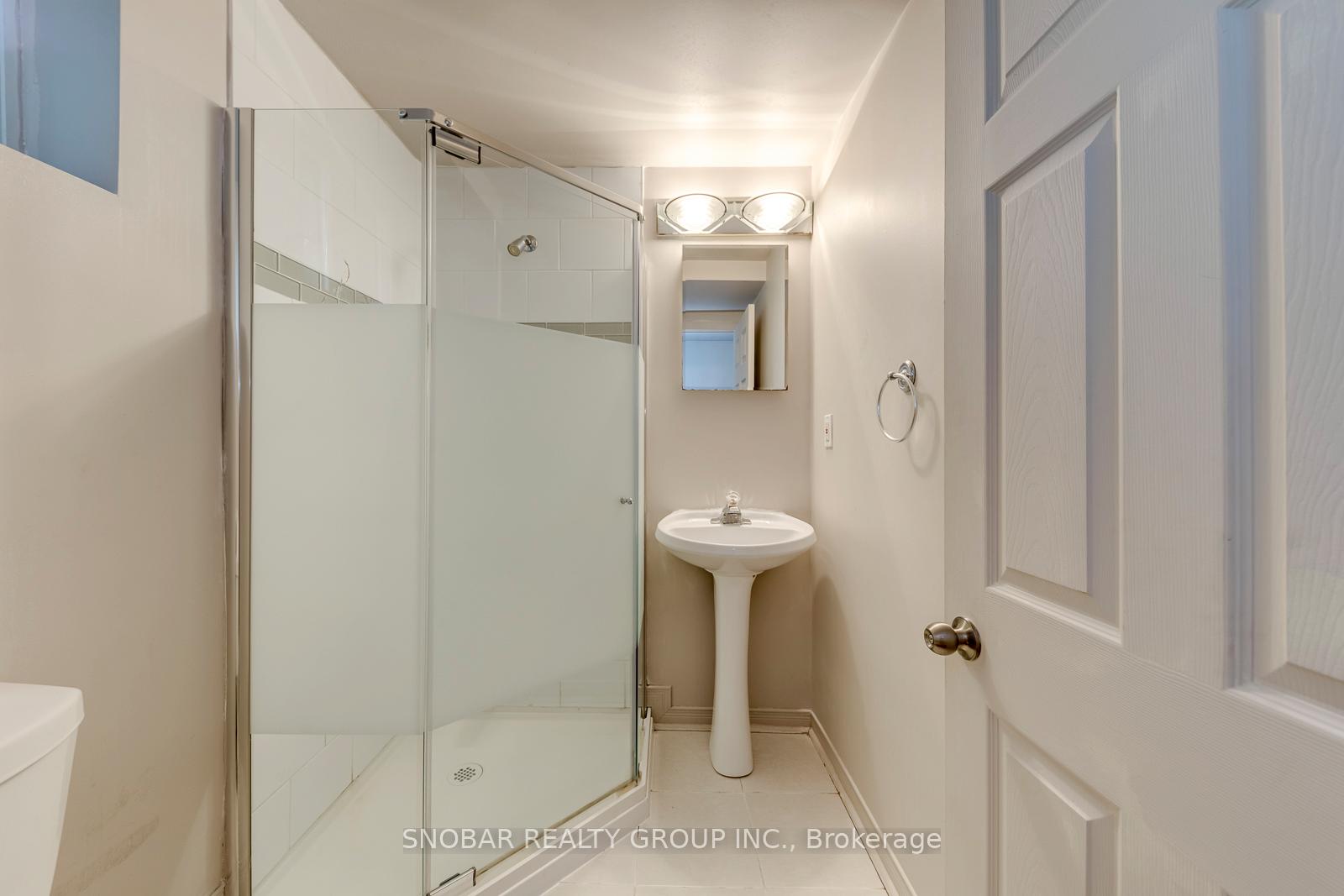 Photo 22 of 42 Clearbrooke Circle, Etobicoke, Rexdale-Kipling — HOMEH