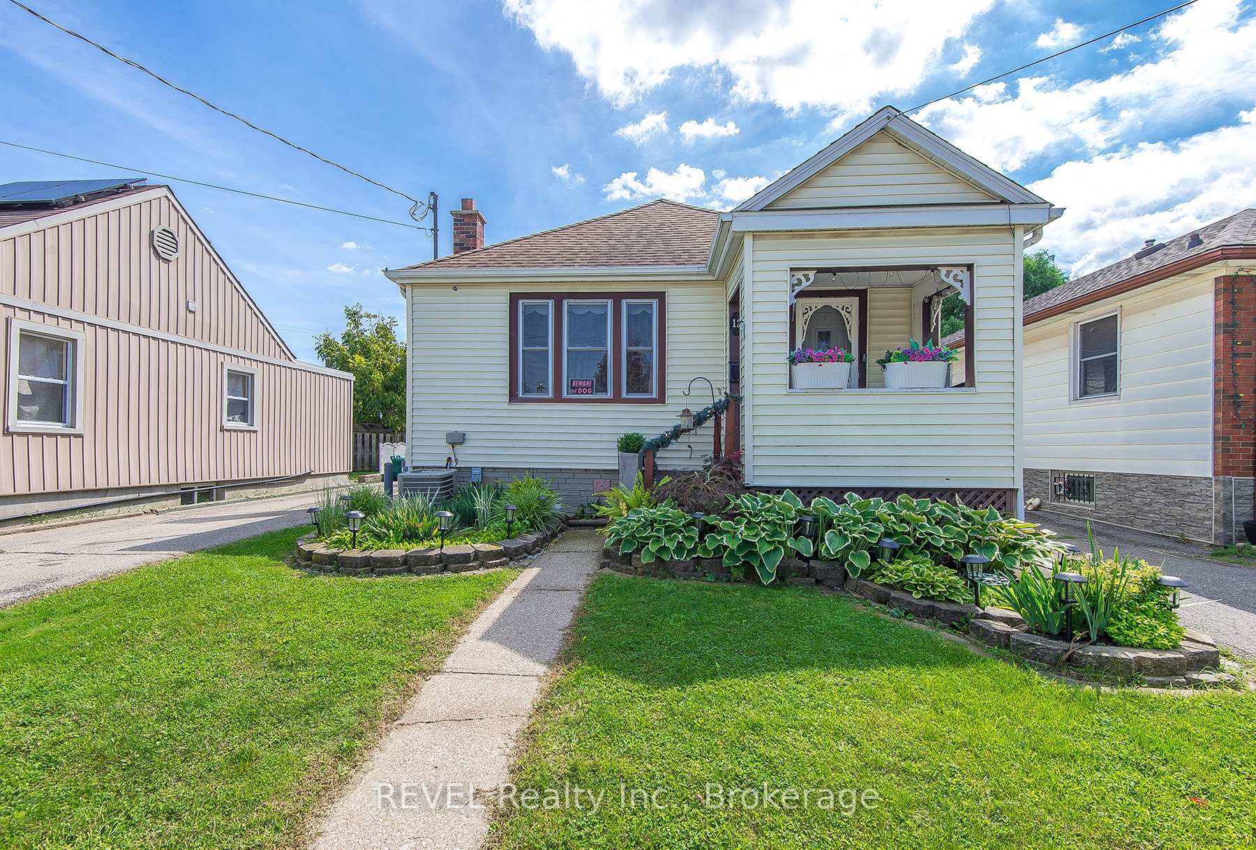 Photo 2 of 12 Garnet Street, St. Catharines, Facer — HOMEH