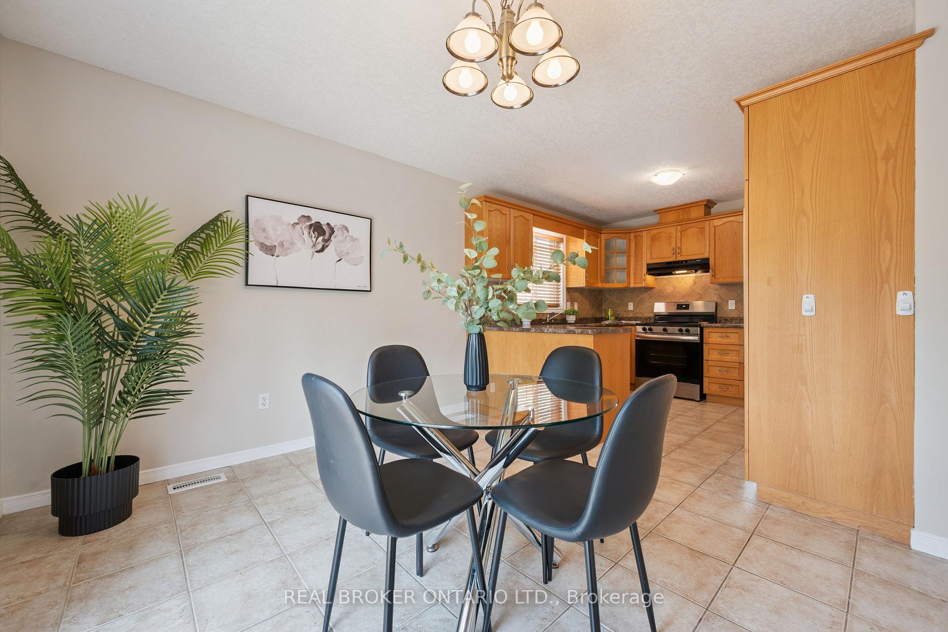 Photo 11 of 99 Langlaw Drive, Cambridge, Christopher-Champlain — HOMEH