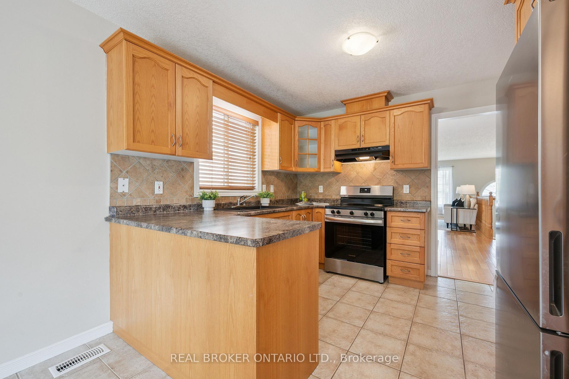 Photo 12 of 99 Langlaw Drive, Cambridge, Christopher-Champlain — HOMEH