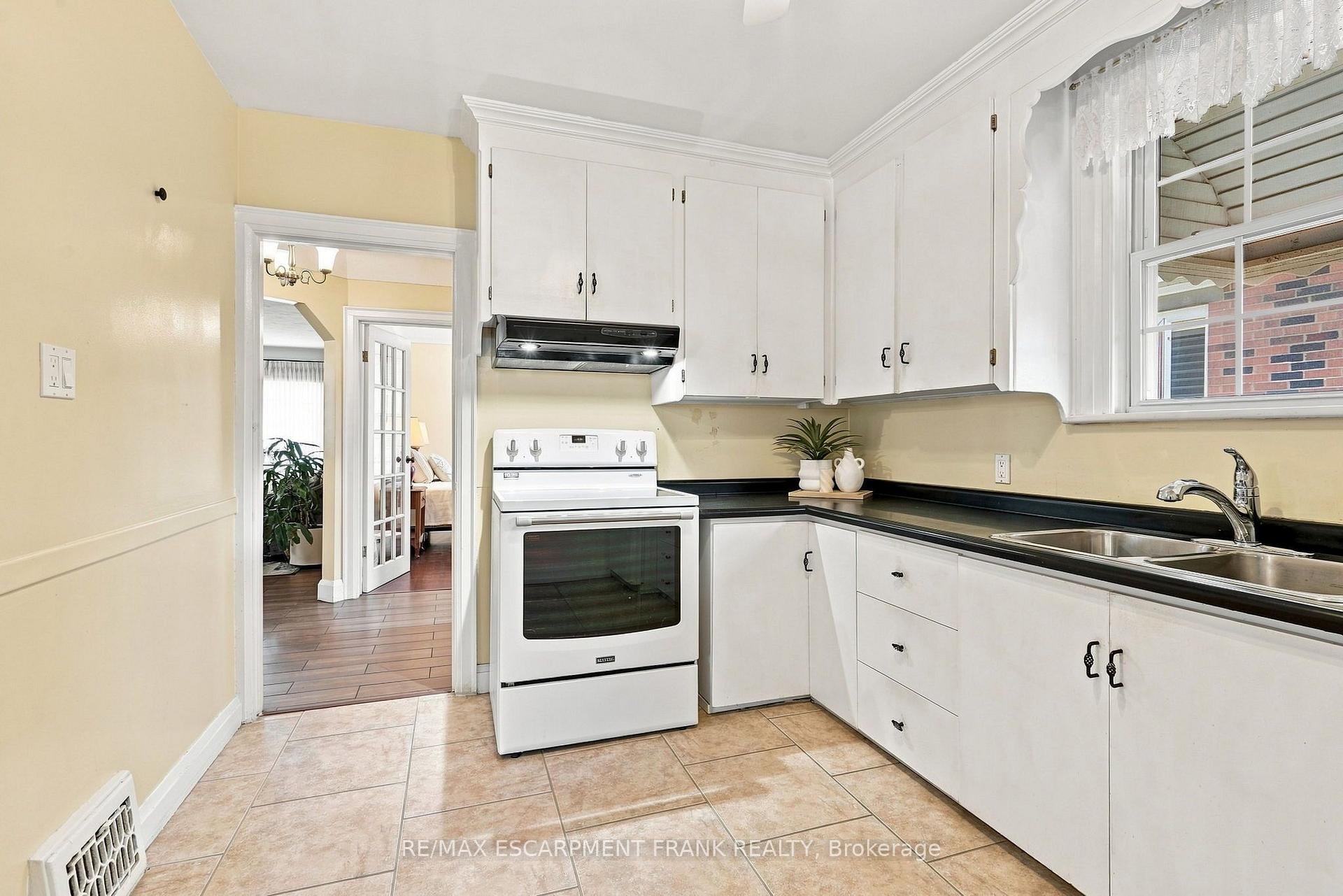 Photo 20 of 38 Garside Avenue S, Hamilton, Bartonville — HOMEH