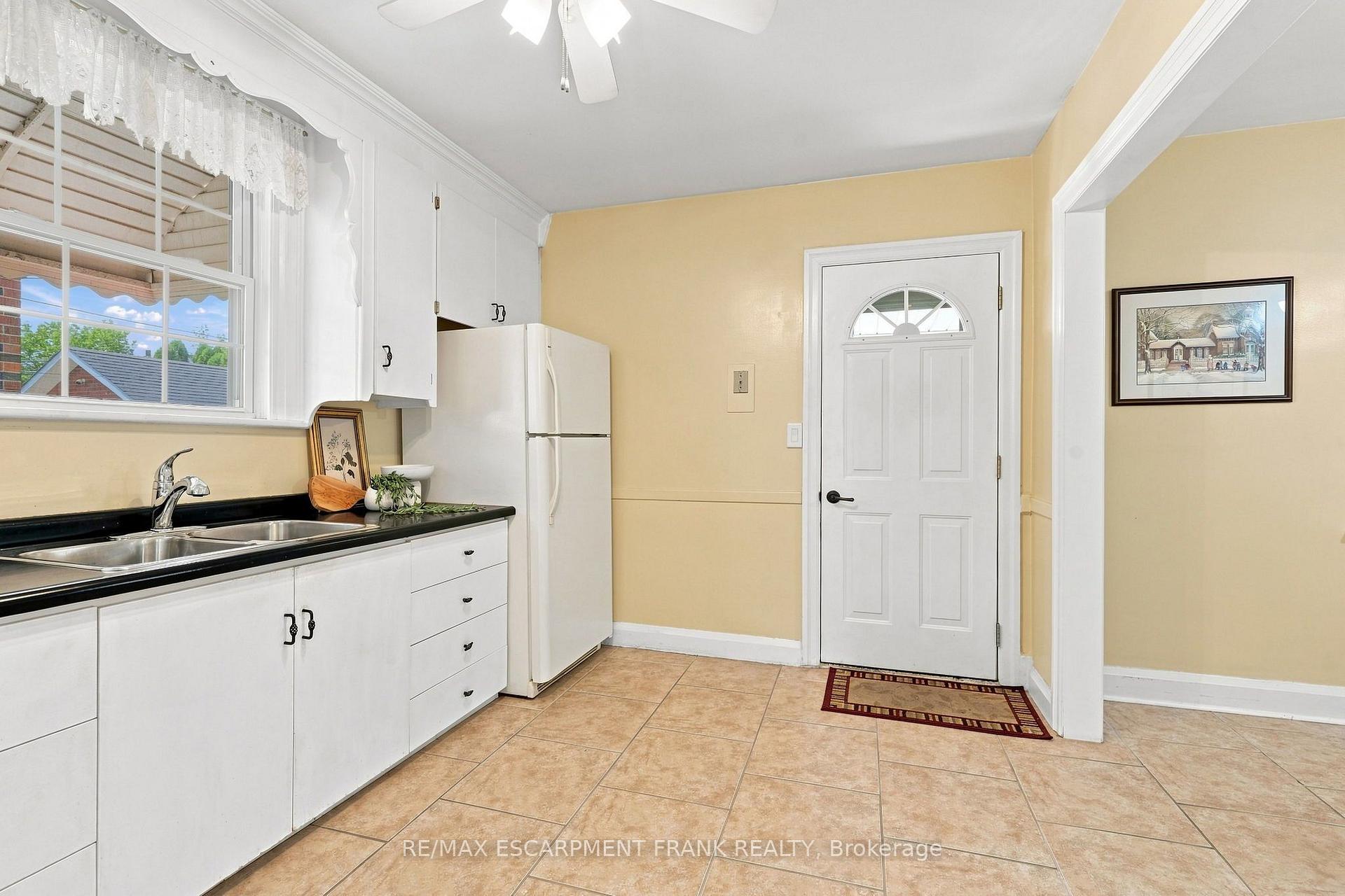 Photo 21 of 38 Garside Avenue S, Hamilton, Bartonville — HOMEH