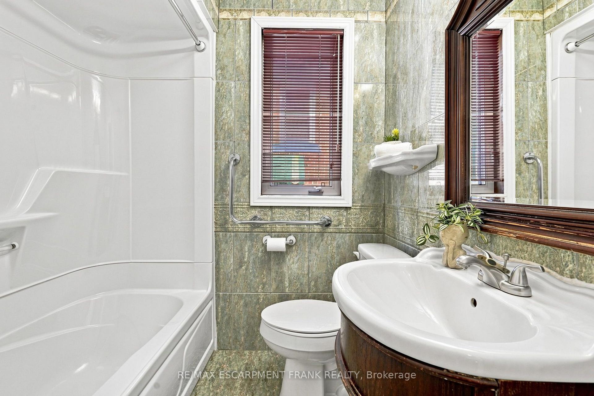 Photo 23 of 38 Garside Avenue S, Hamilton, Bartonville — HOMEH