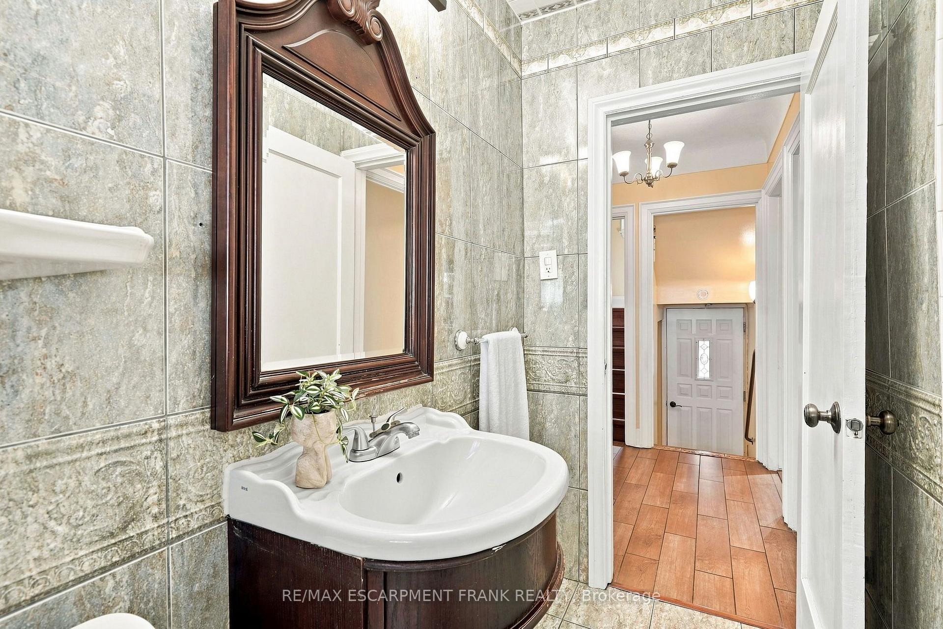 Photo 24 of 38 Garside Avenue S, Hamilton, Bartonville — HOMEH