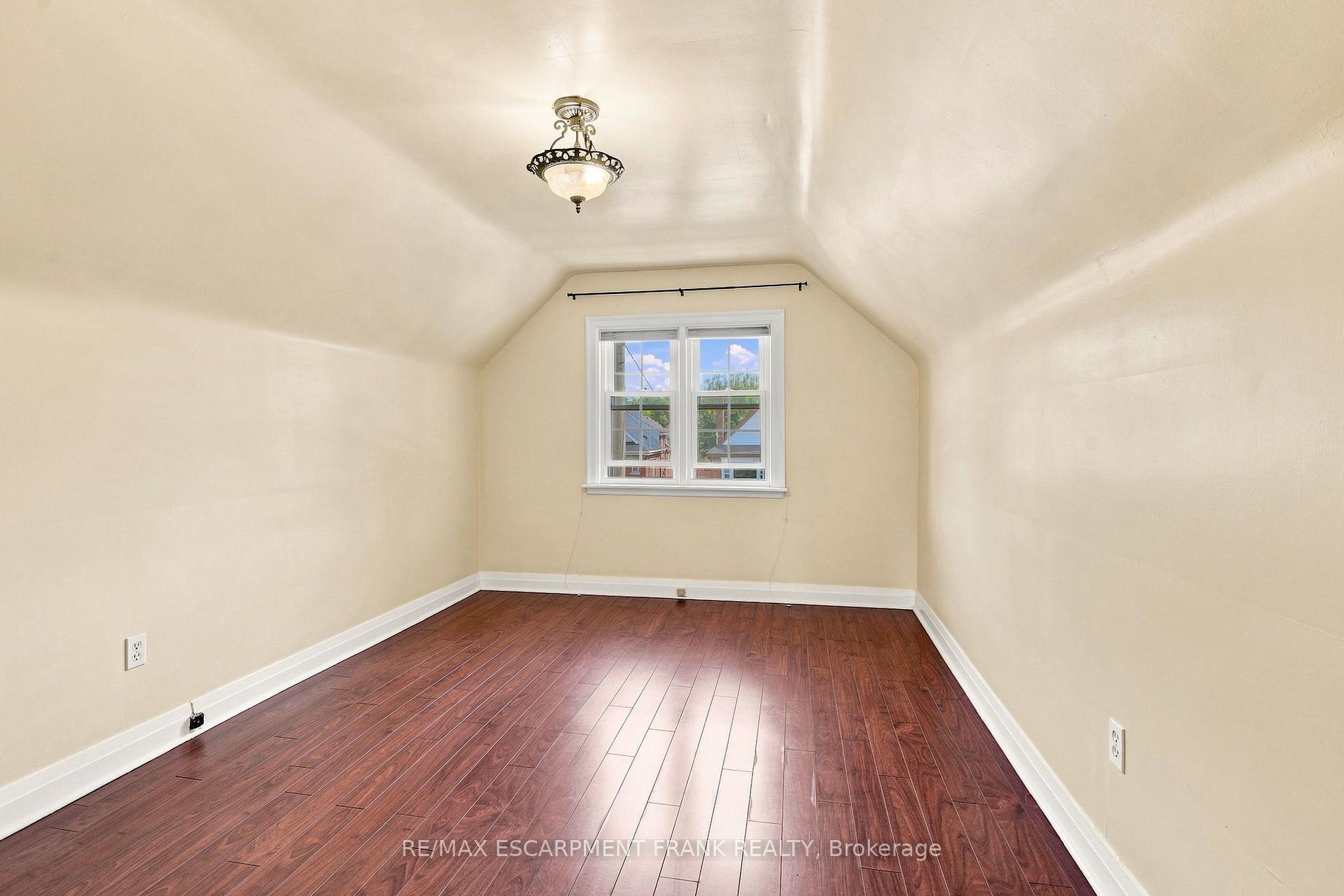 Photo 27 of 38 Garside Avenue S, Hamilton, Bartonville — HOMEH
