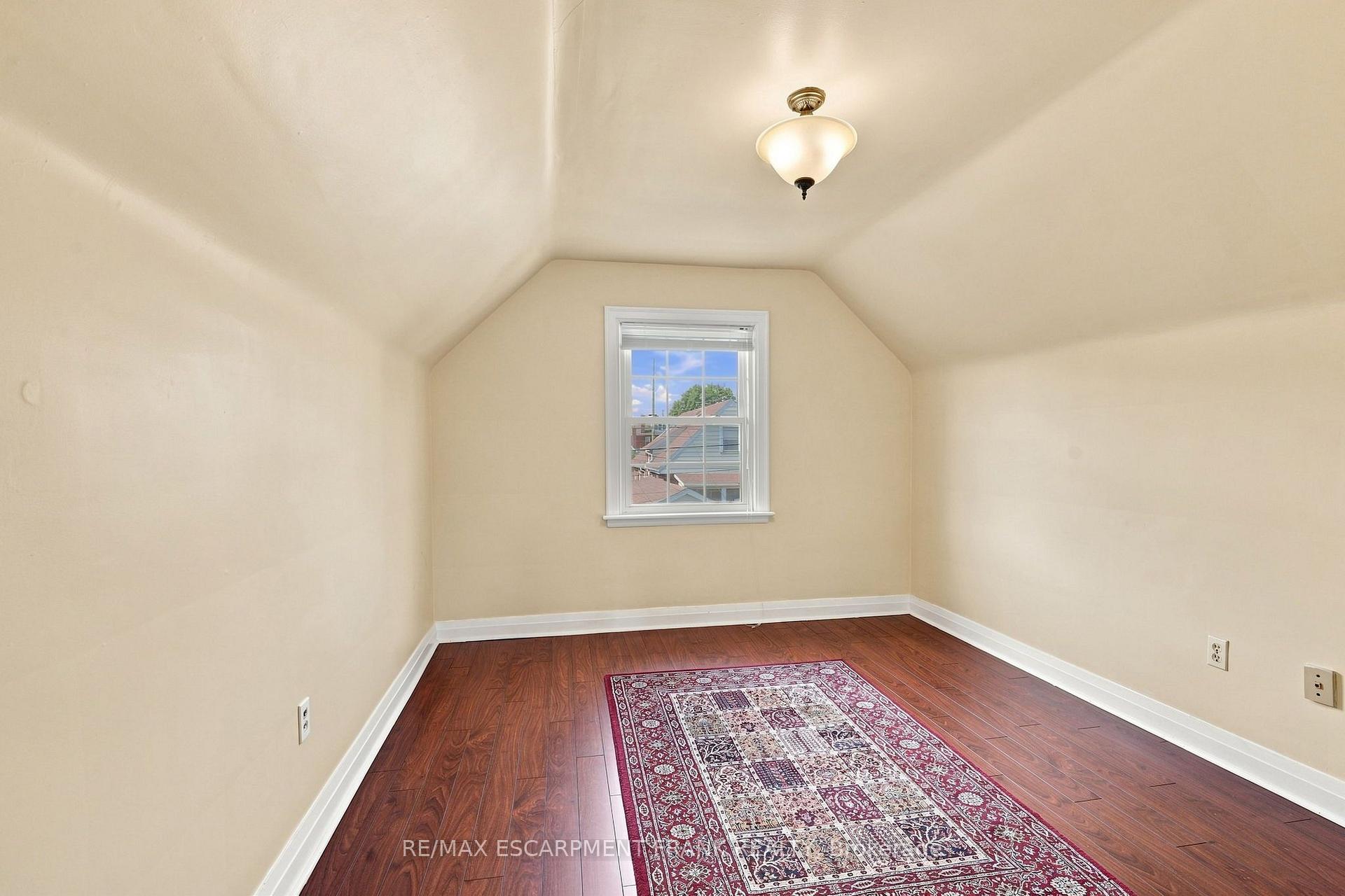 Photo 29 of 38 Garside Avenue S, Hamilton, Bartonville — HOMEH