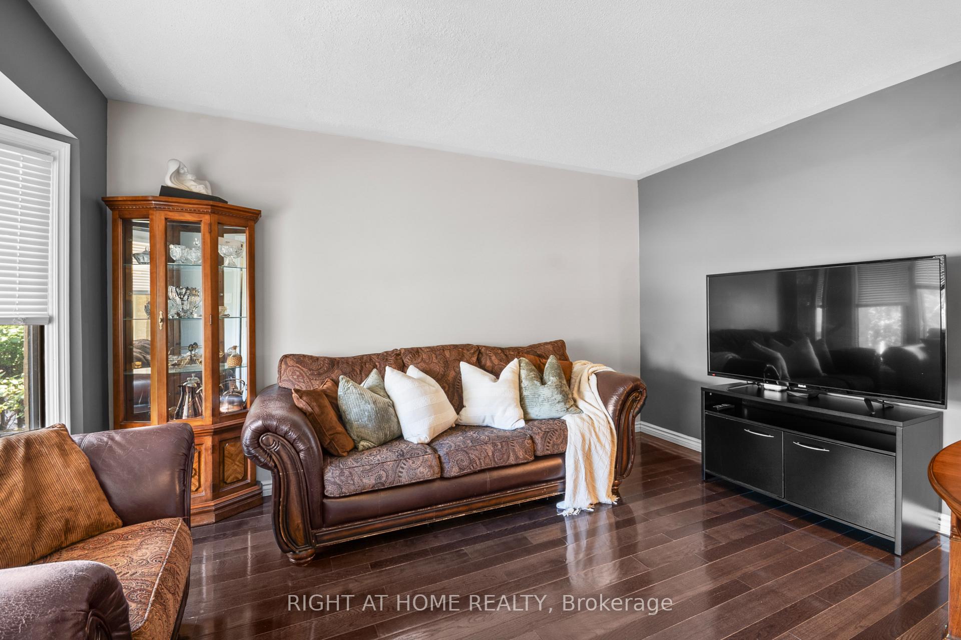 Photo 12 of 14 Duncan Crescent, London, East D — HOMEH