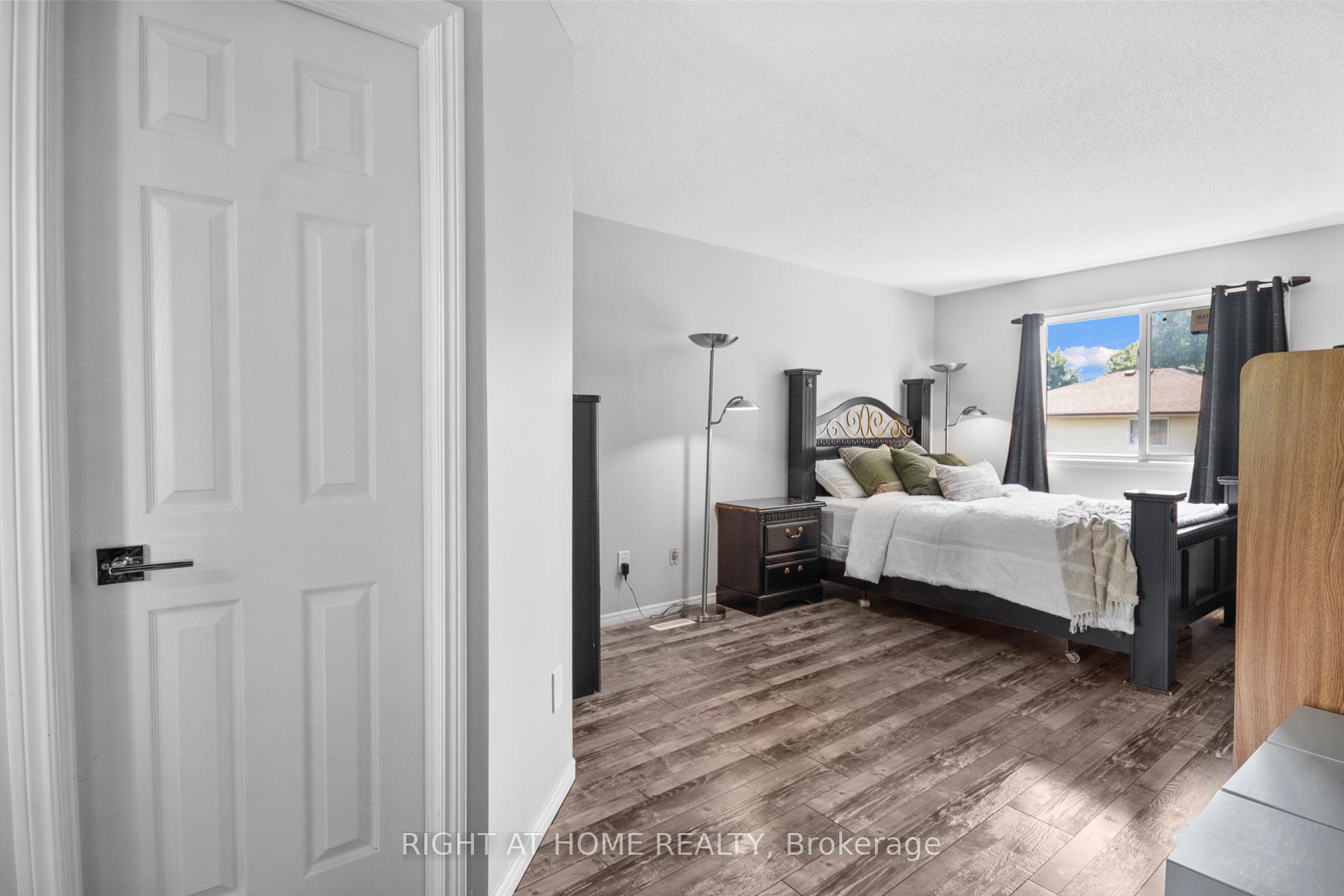 Photo 14 of 14 Duncan Crescent, London, East D — HOMEH