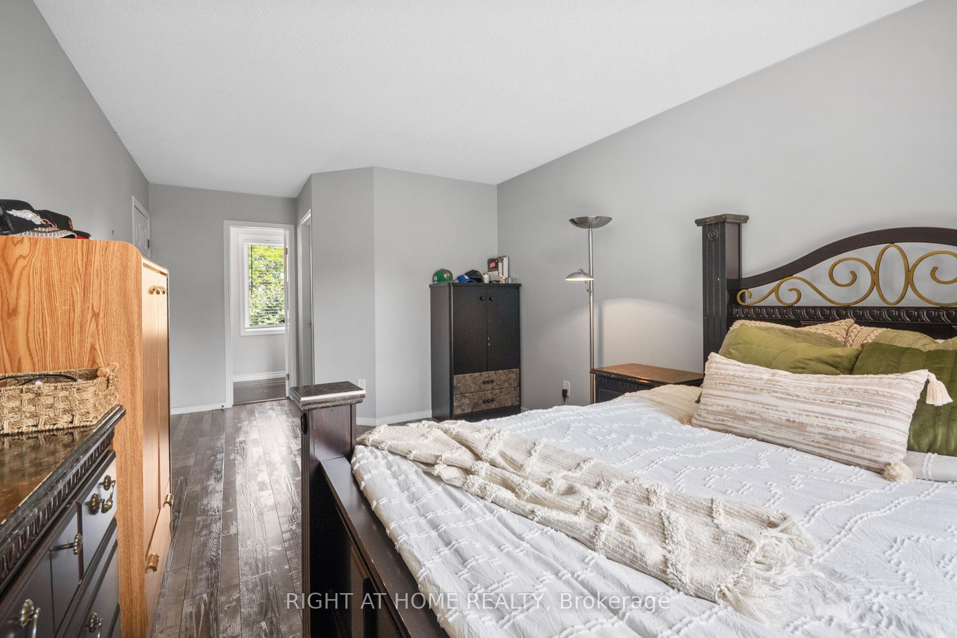 Photo 15 of 14 Duncan Crescent, London, East D — HOMEH