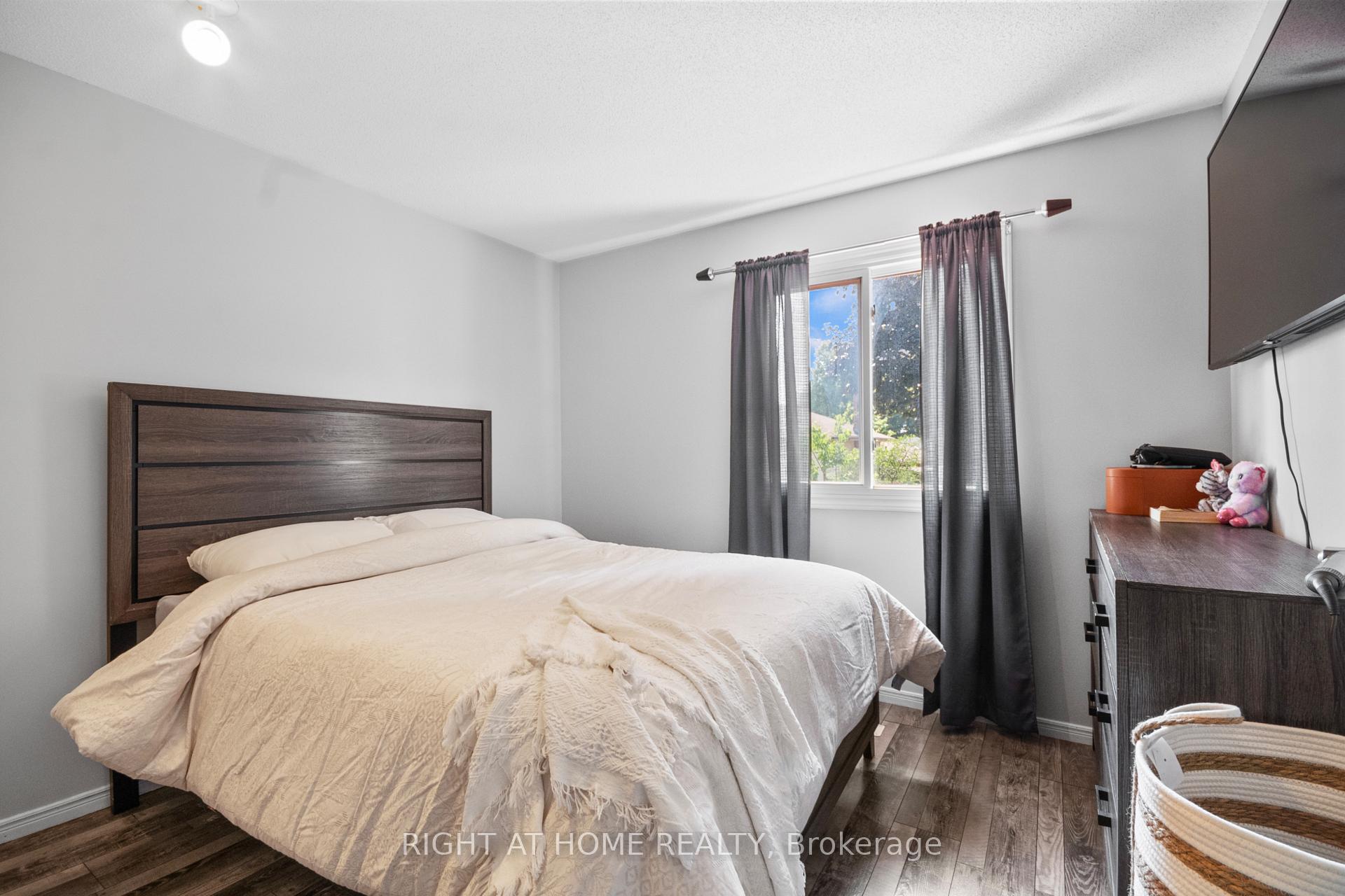 Photo 17 of 14 Duncan Crescent, London, East D — HOMEH
