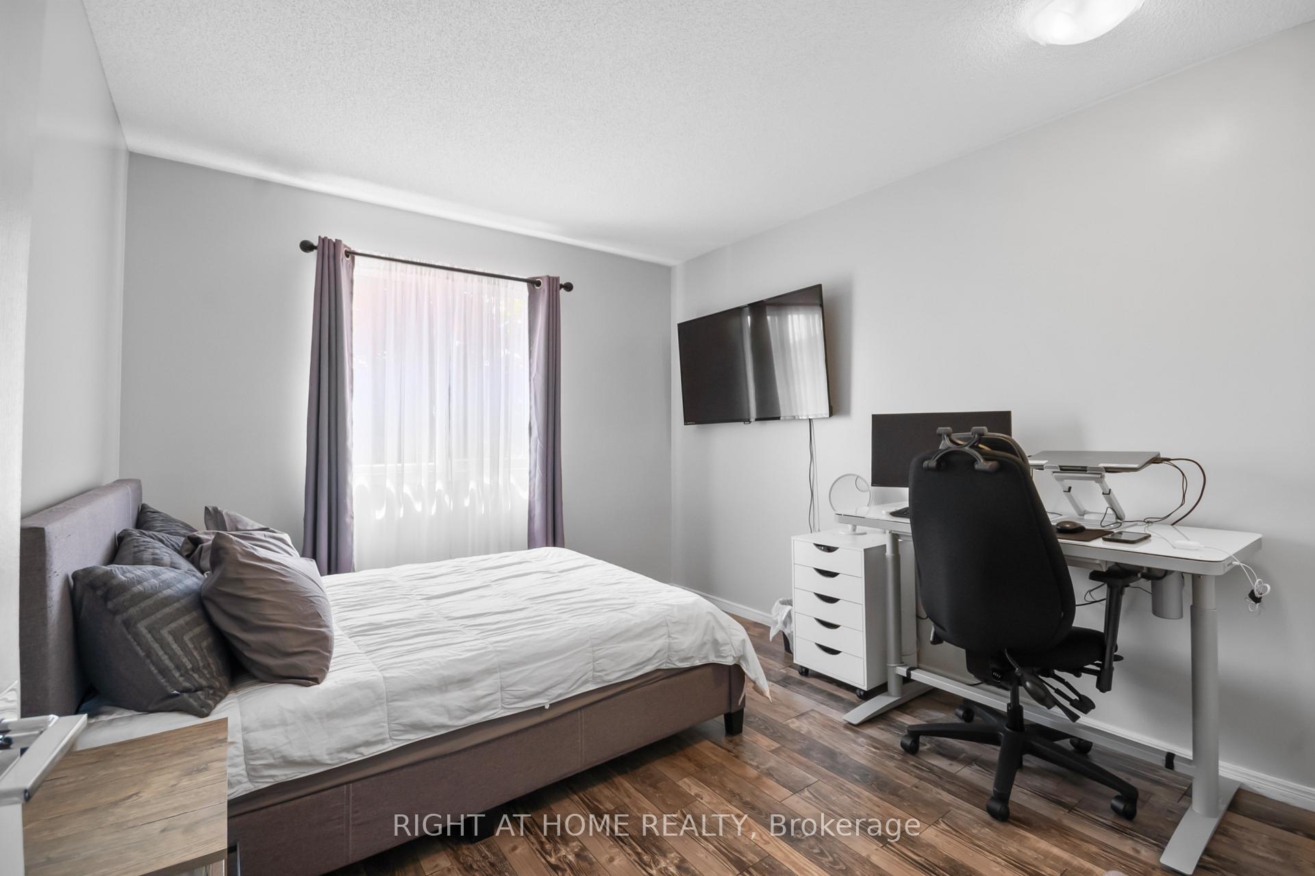 Photo 18 of 14 Duncan Crescent, London, East D — HOMEH