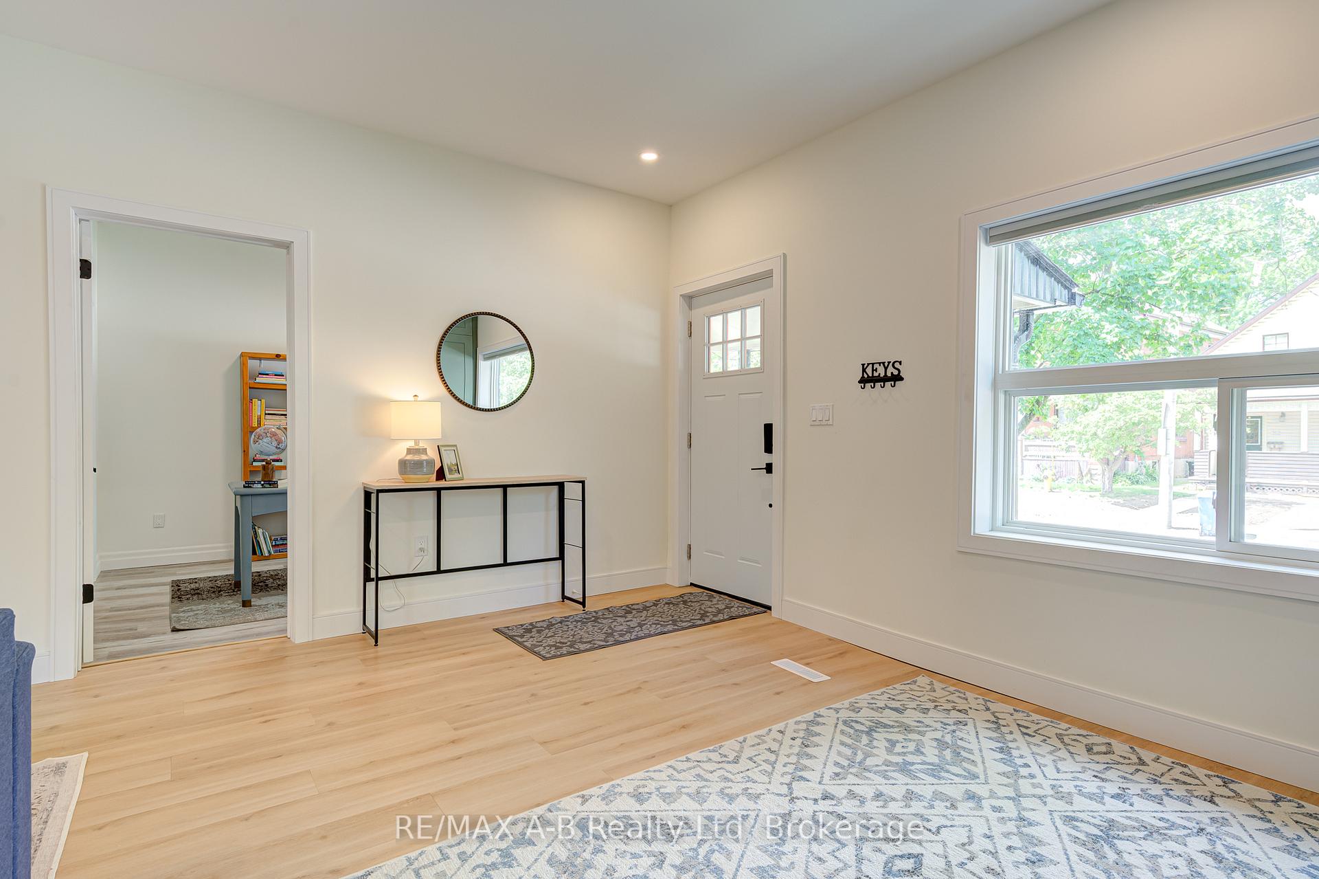 Photo 5 of 261 Albert Street, Stratford — HOMEH