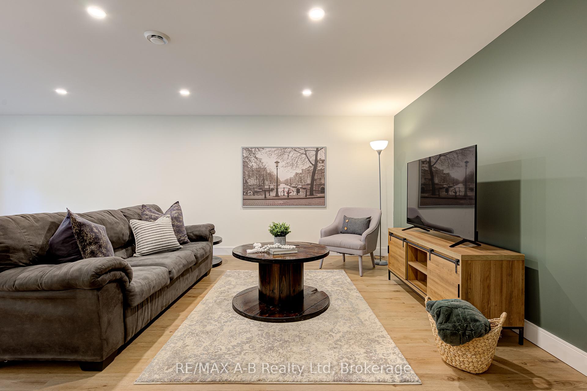 Photo 42 of 261 Albert Street, Stratford — HOMEH