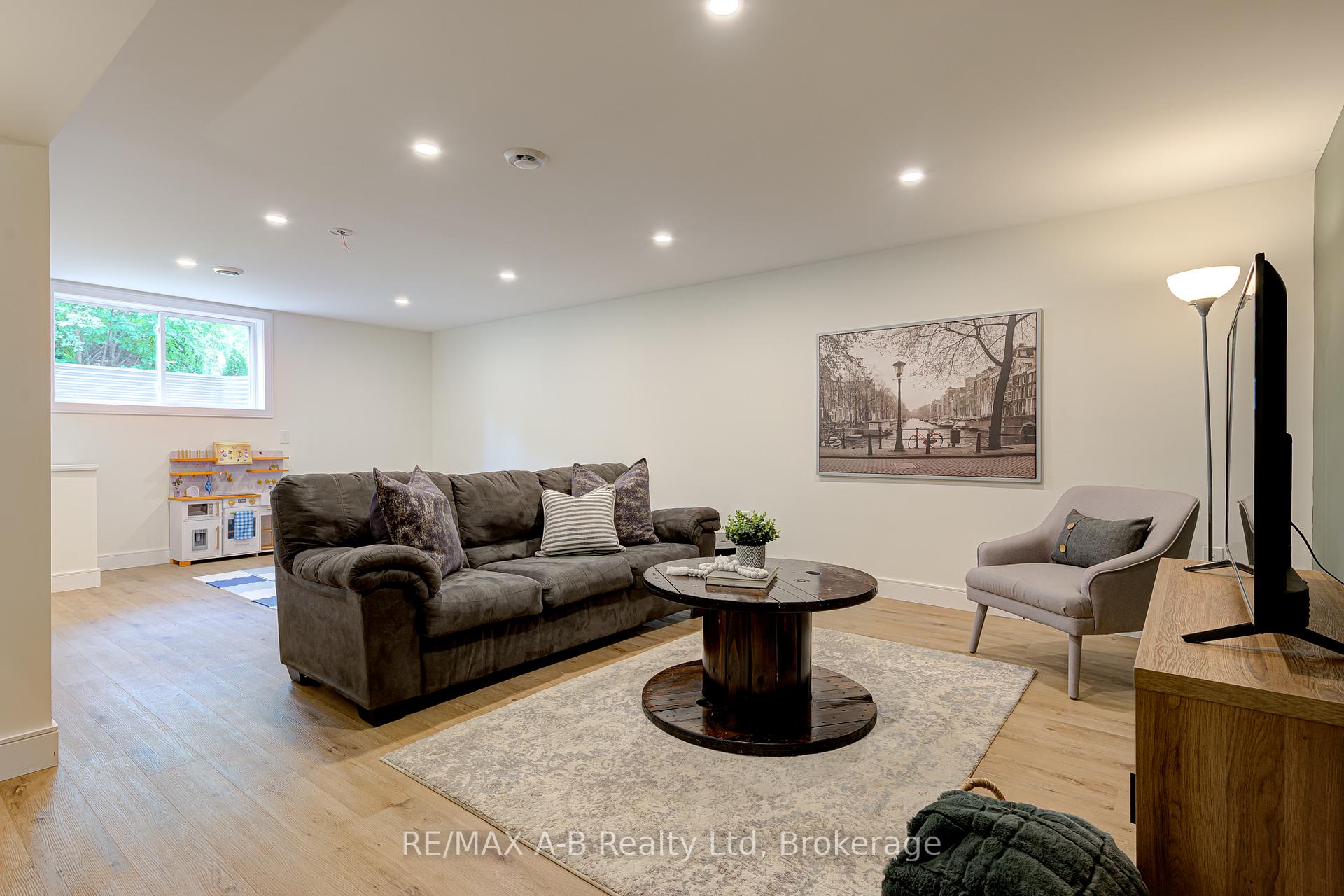 Photo 43 of 261 Albert Street, Stratford — HOMEH
