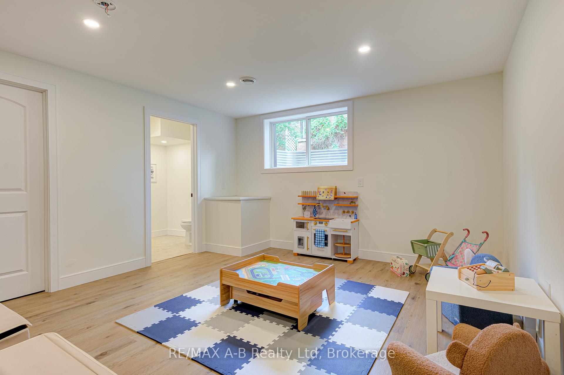 Photo 44 of 261 Albert Street, Stratford — HOMEH