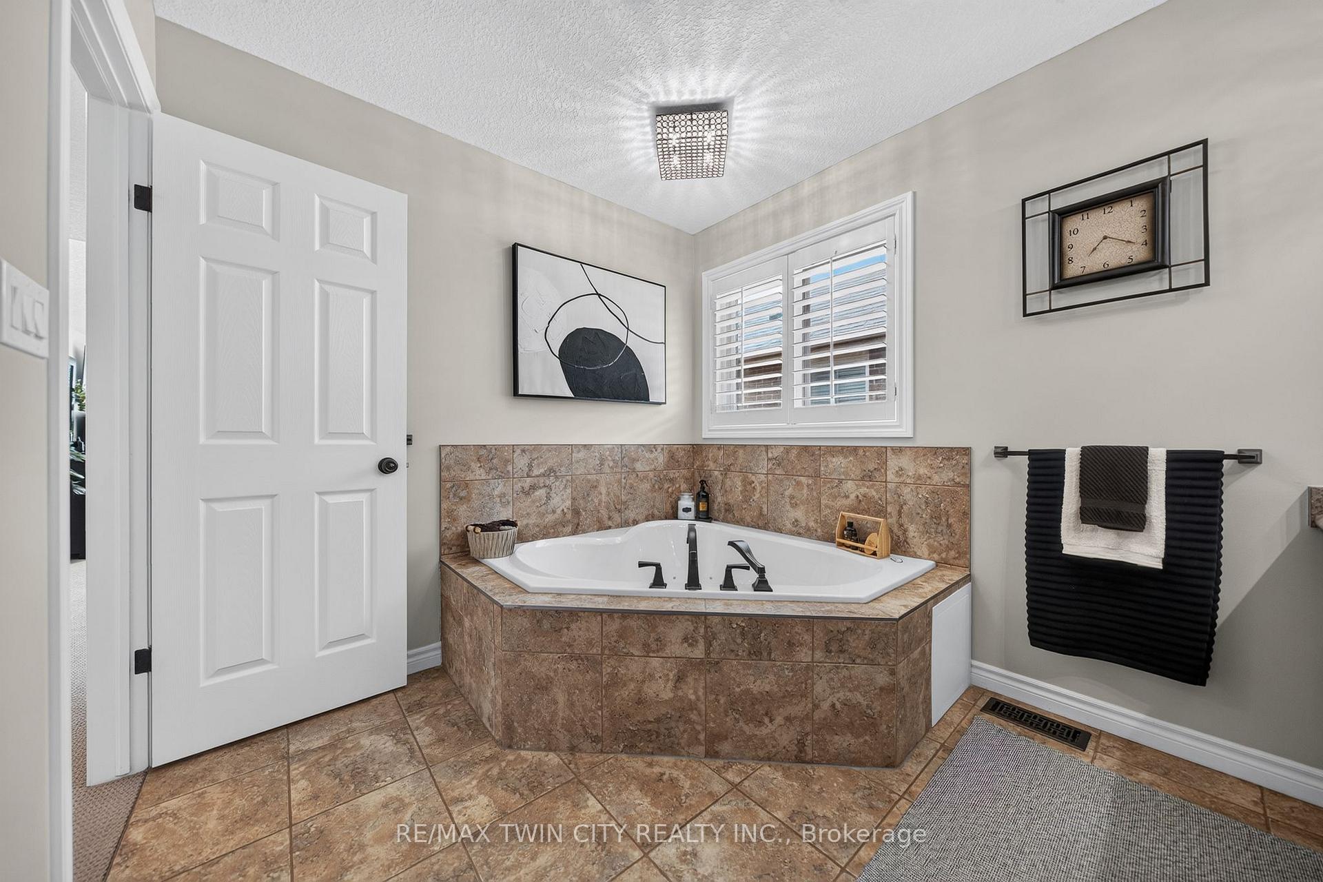 Photo 32 of 101 Fitzgerald Drive, Cambridge, Little's Corners — HOMEH