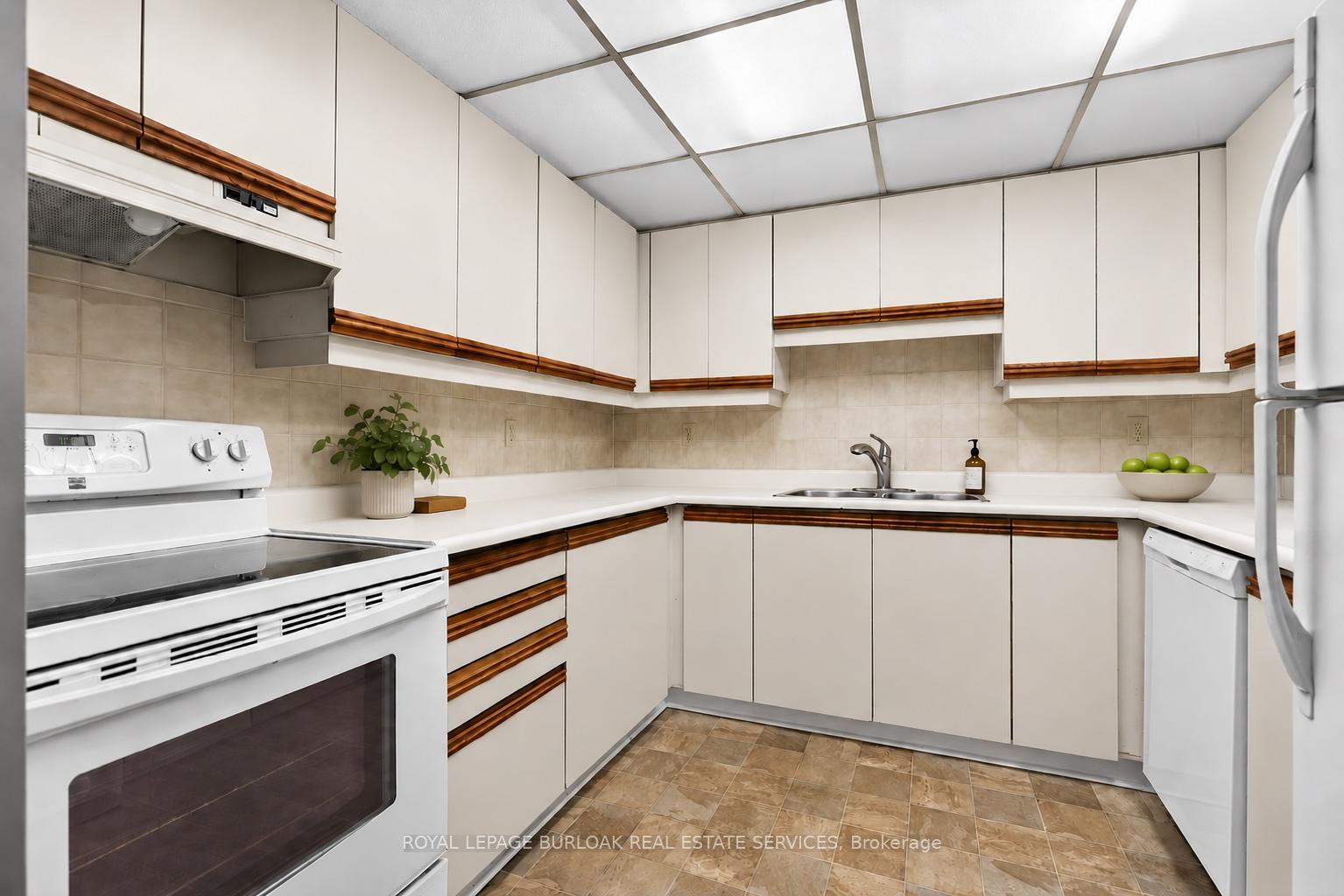 Photo 12 of Unit 710, 1225 North Shore Boulevard E, Burlington, Brant — HOMEH