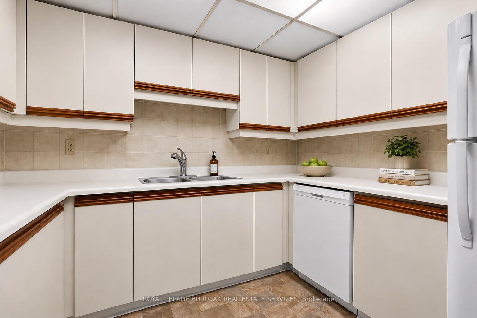 Photo 13 of Unit 710, 1225 North Shore Boulevard E, Burlington, Brant — HOMEH