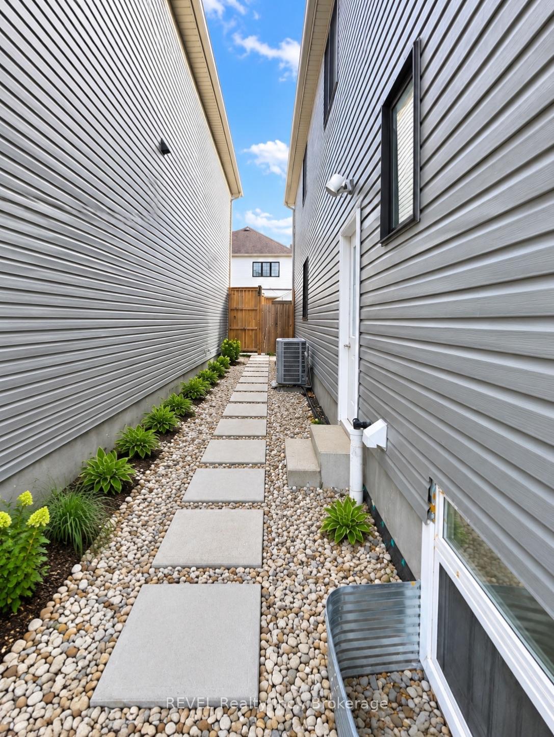 Photo 23 of 8008 Blue Ash Lane, Niagara Falls, Brown — HOMEH