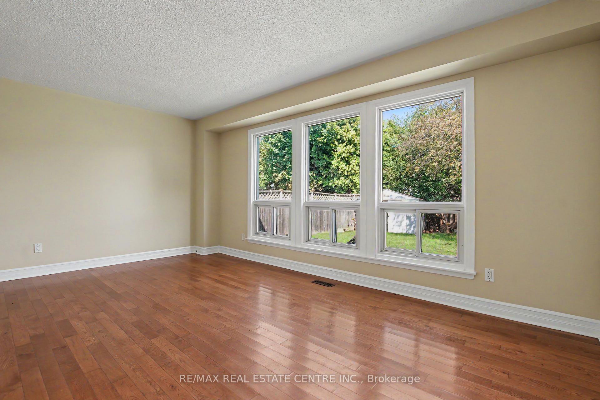 Photo 11 of 17 Hallmark Street, Brantford, Lynden Hills — HOMEH