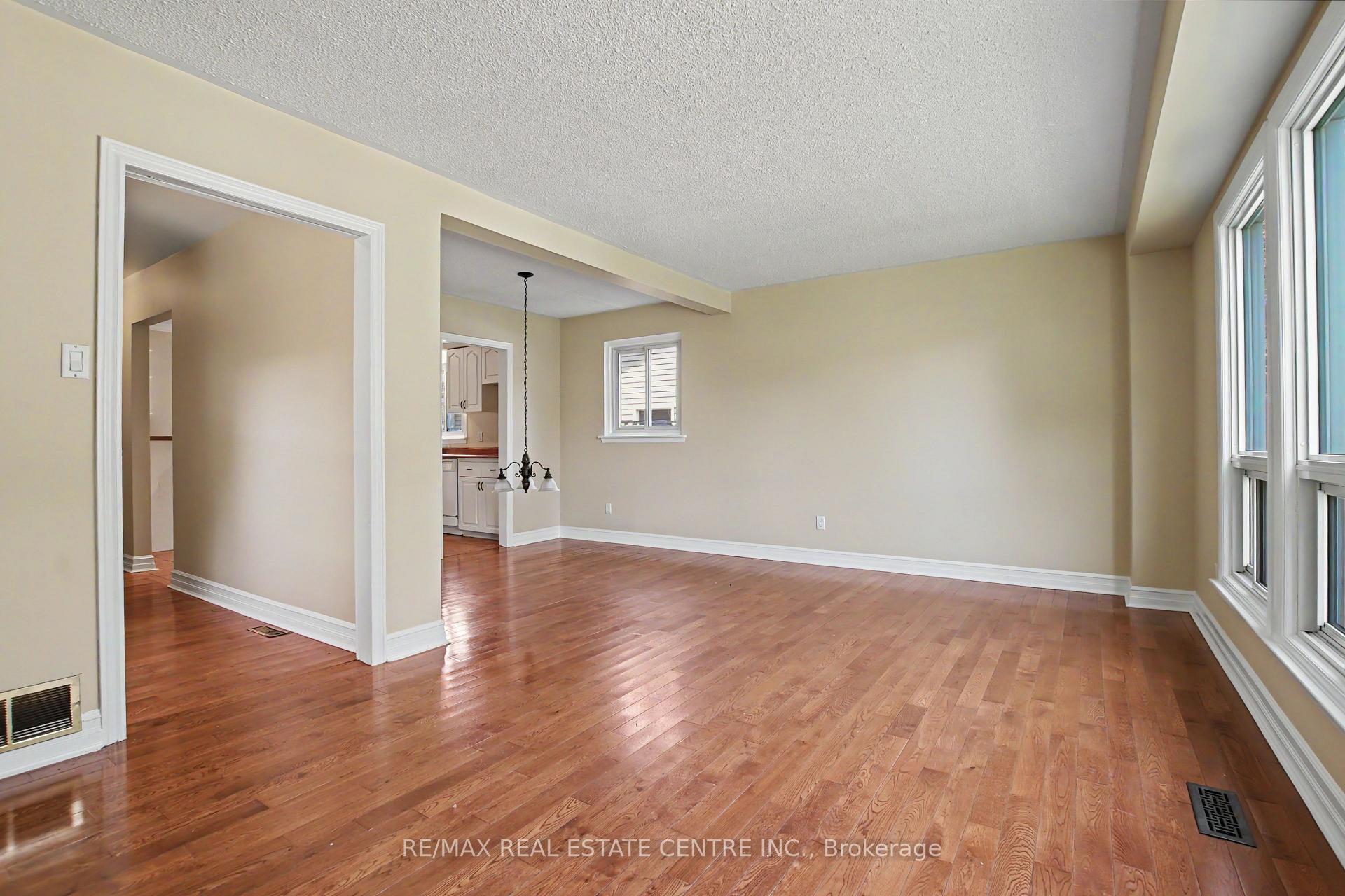 Photo 12 of 17 Hallmark Street, Brantford, Lynden Hills — HOMEH