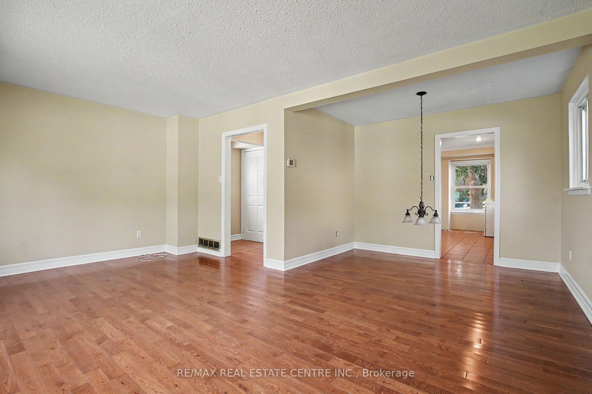 Photo 13 of 17 Hallmark Street, Brantford, Lynden Hills — HOMEH