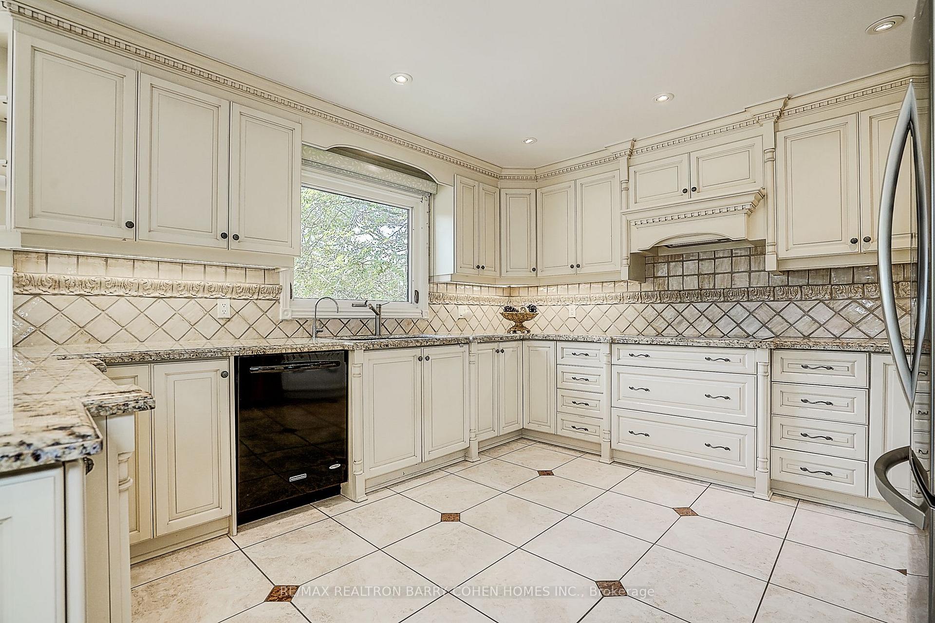 Photo 20 of 44 Prince Edward Boulevard, Markham, Thornlea — HOMEH