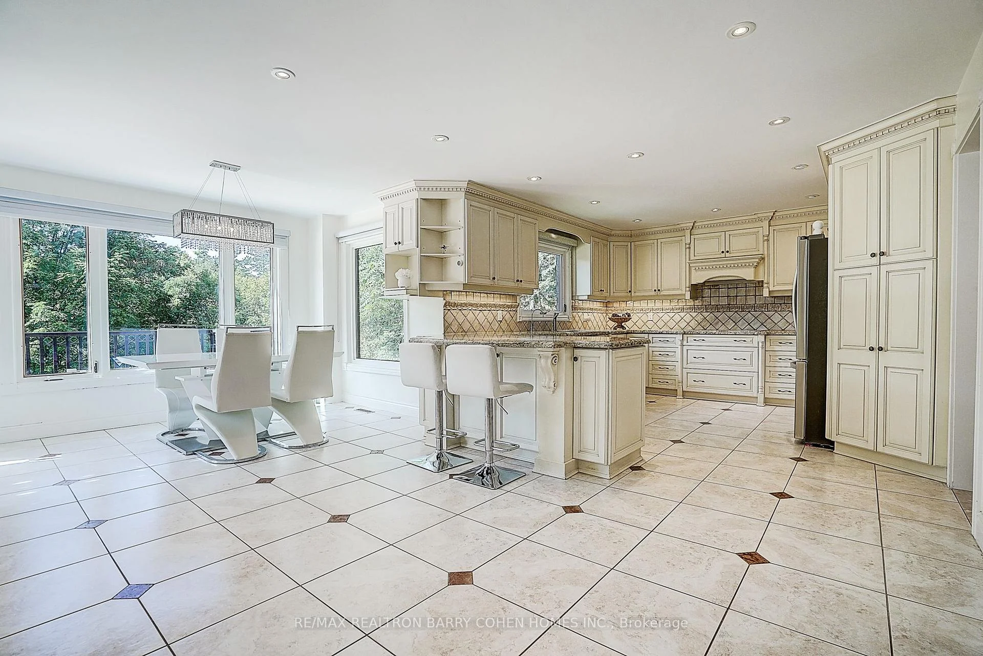Photo 39 of 44 Prince Edward Boulevard, Markham, Thornlea — HOMEH